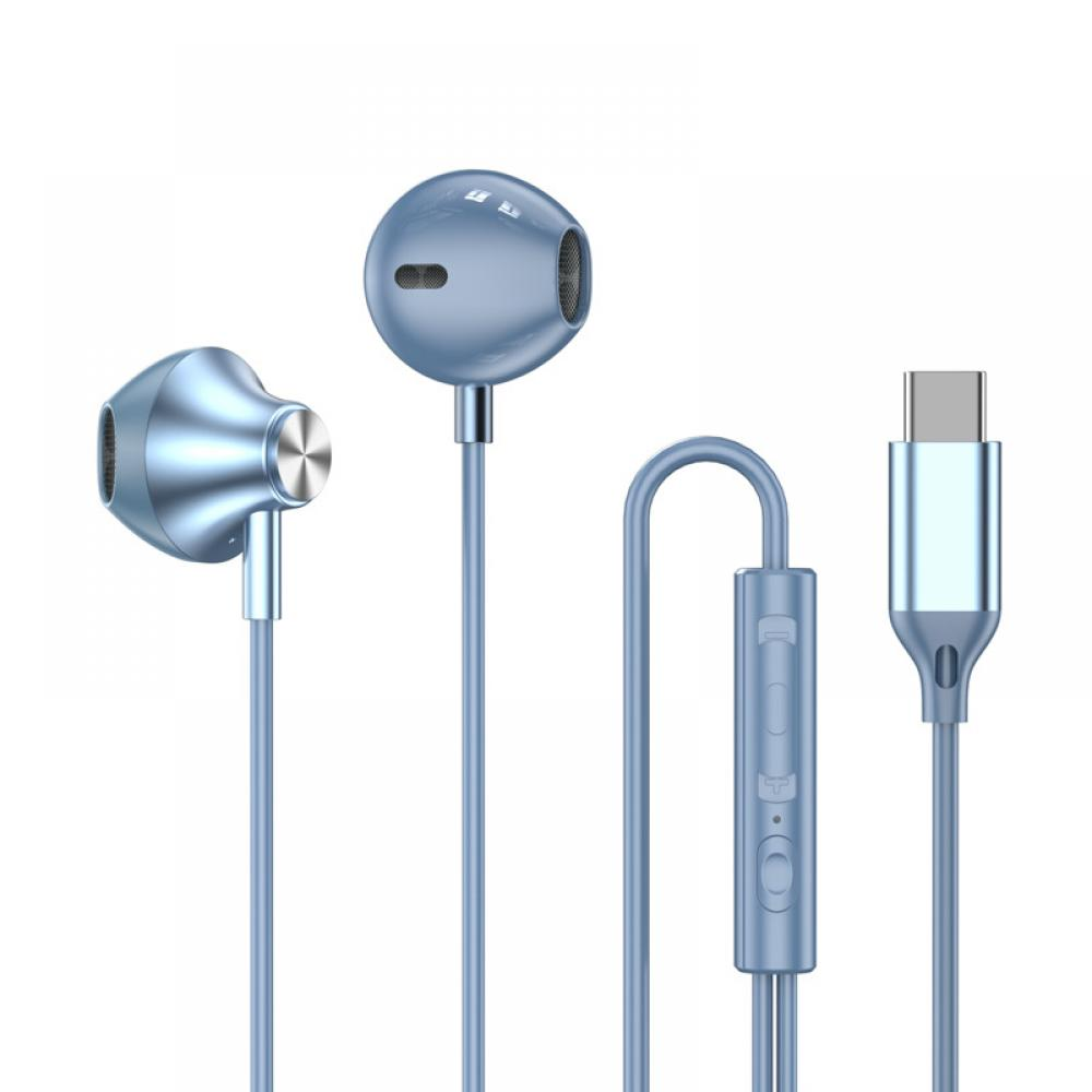 Blaue Ohrhörer mit USB-C-Anschluss und Steuermodul, isoliert auf weißem Hintergrund.