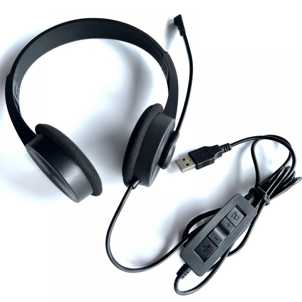 Schwarzes Headset mit Mikrofon, USB-Anschluss und Lautstärkeregelung. Auf weißem Hintergrund.