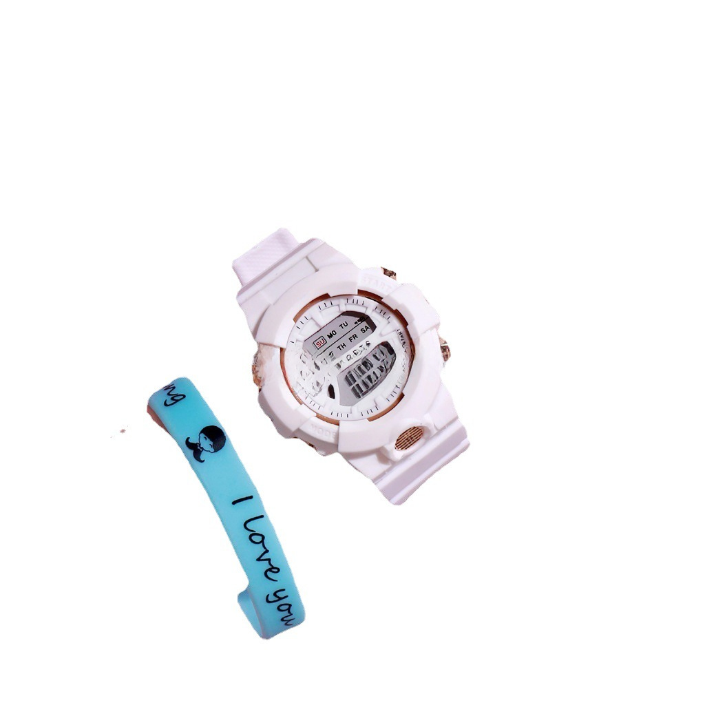 Eine weiße Digitaluhr und ein blaues Armband mit dem Text 'I love you' und einer Cartoonfigur auf weißem Hintergrund.