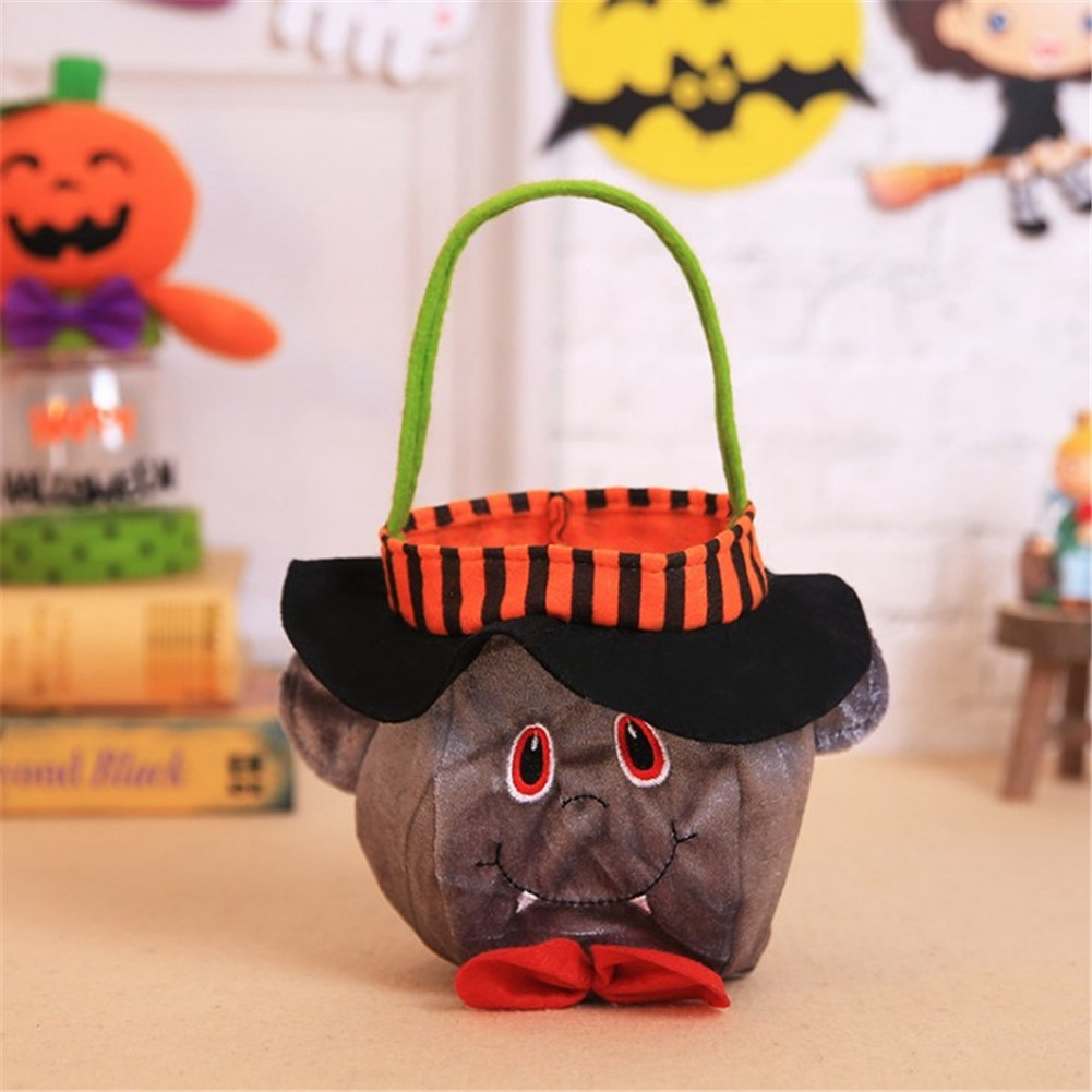 Ein Halloween-Korb in Form einer Fledermaus. Er hat einen schwarzen Hut, eine rote Fliege und einen grünen Griff.