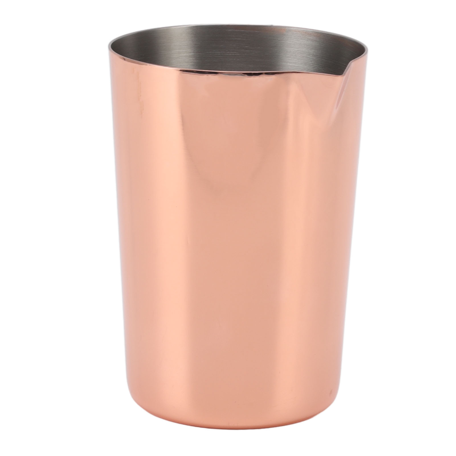 Ein kupferfarbener Cocktailshaker mit silbernem Innenraum. Es hat einen Ausguss und steht vor einem weißen Hintergrund.