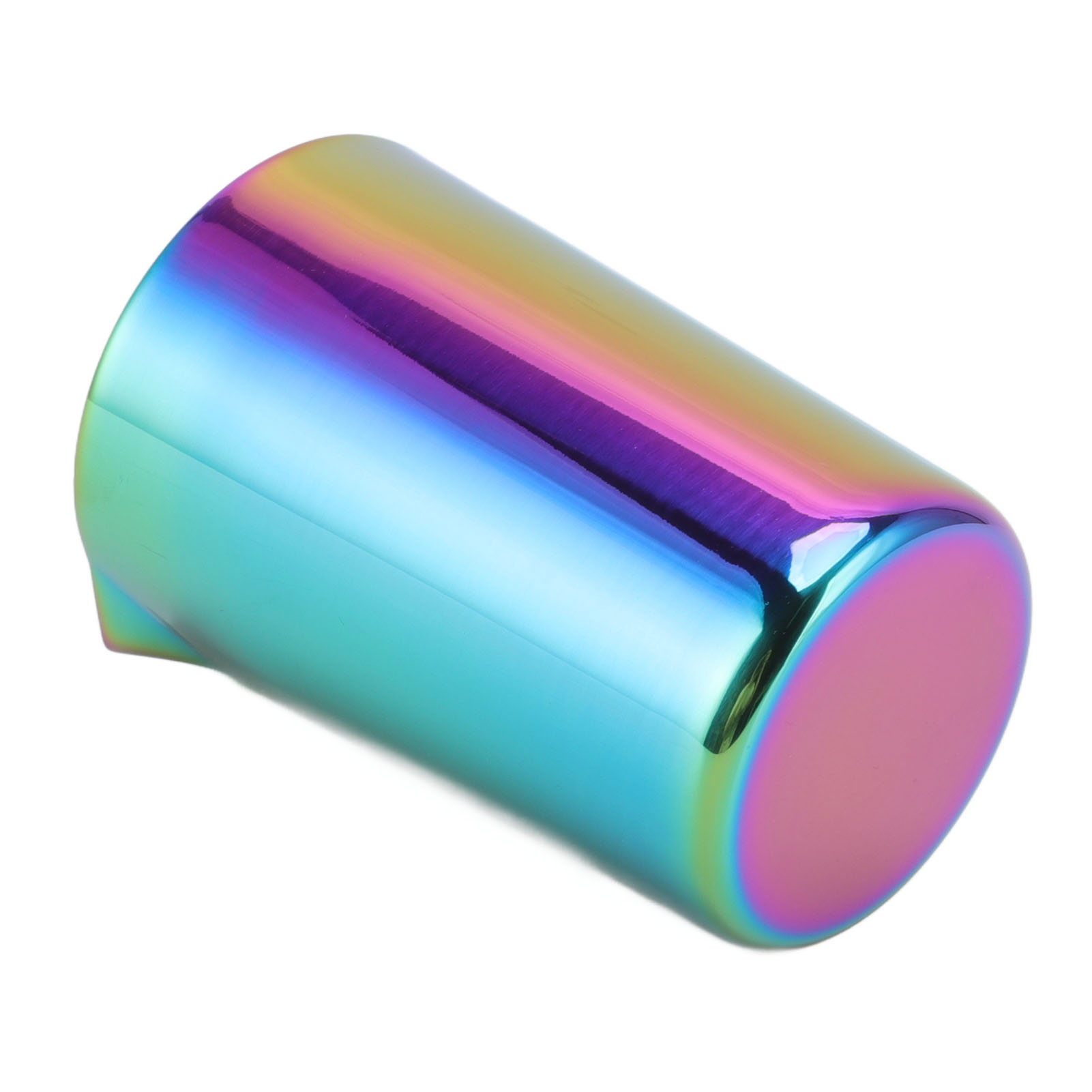 Ein metallisch regenbogenfarbener Becher. Er ist zylindrisch, leicht abgewinkelt und ruht auf einer weißen Oberfläche.