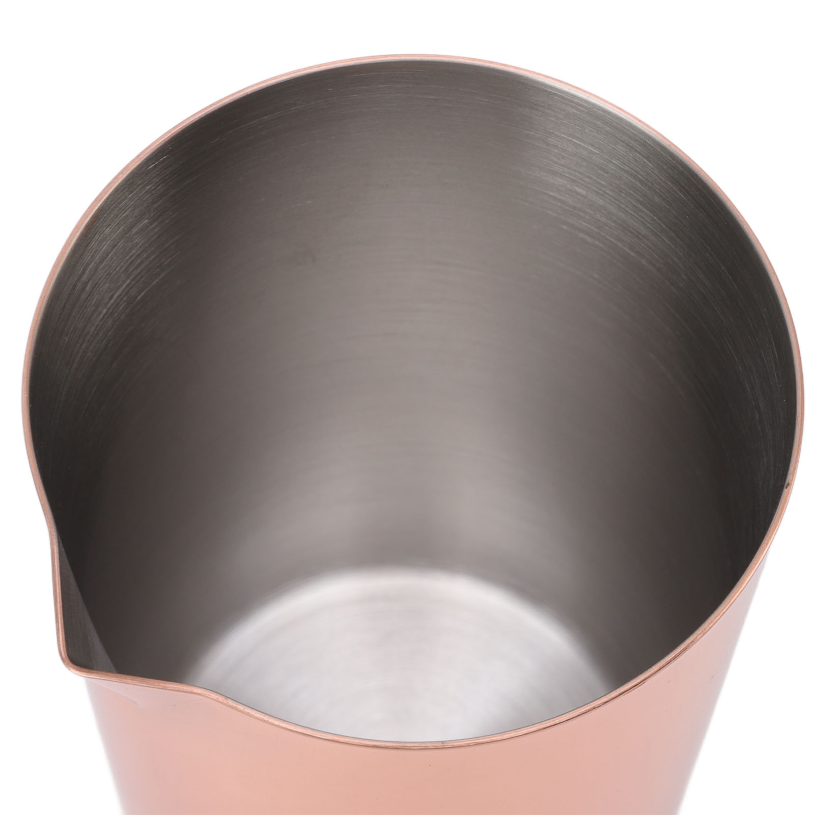 Kupferfarbener Cocktailshaker, Innenraum sichtbar. Glänzendes Metall innen. Weißer Hintergrund.