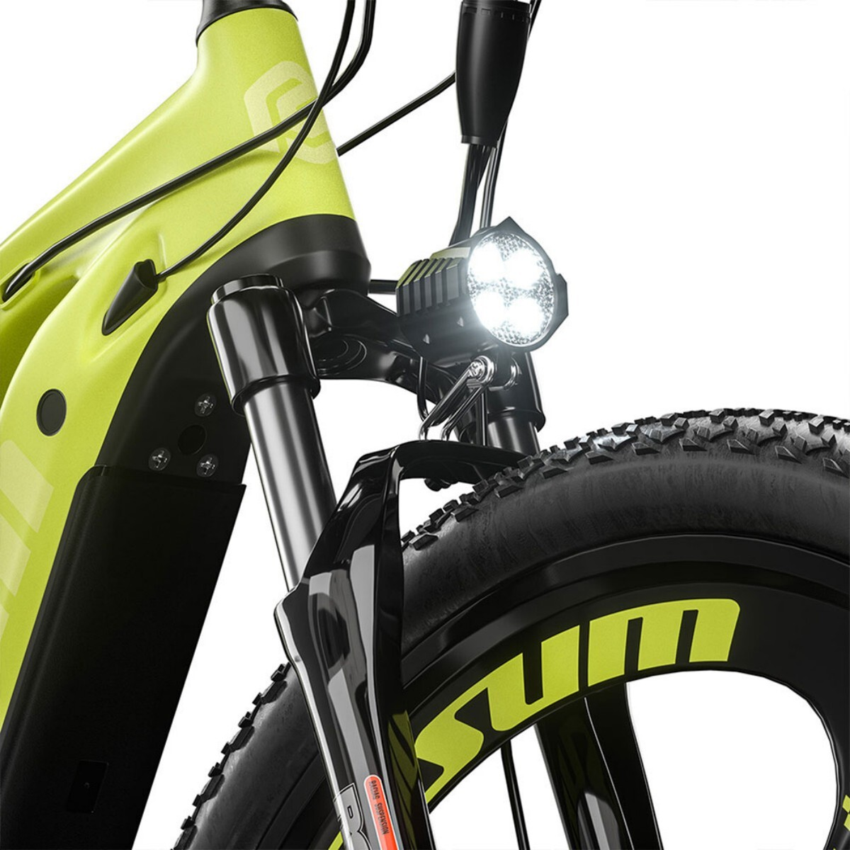 Zbliżenie neonowo-zielonego i czarnego roweru górskiego. Jasny reflektor, czarne opony z żółtymi logotypami i widoczne zawieszenie.