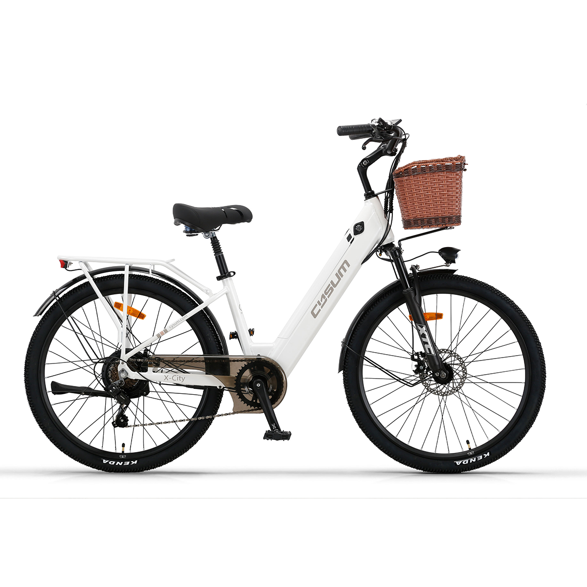 Biały rower elektryczny z czarnymi oponami i brązowym koszem. Ma czarne siodełko i bagażnik.