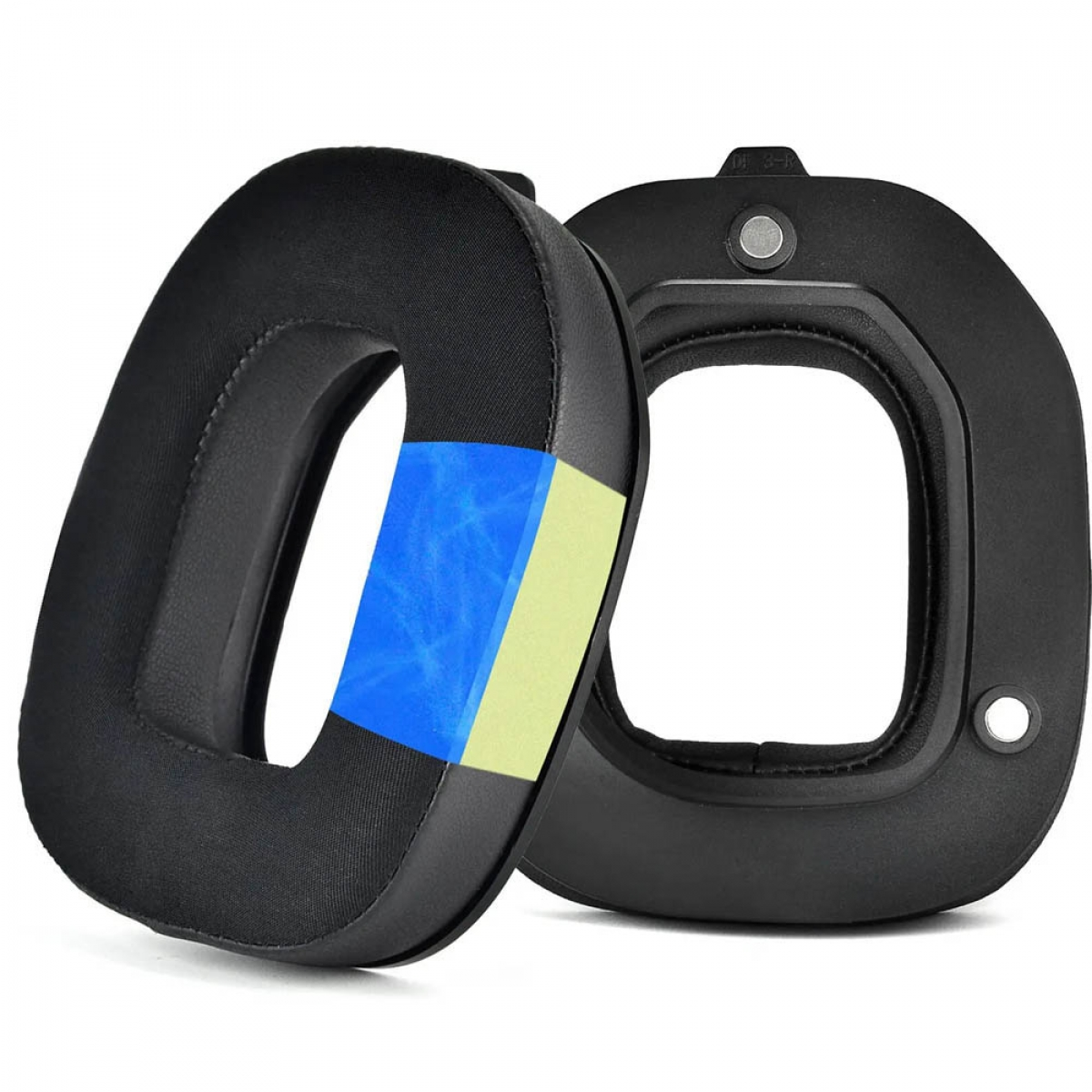 Zwei schwarze Kopfhörer-Ohrpolster. Eines hat blaues und gelbes Klebeband. Eines hat einen weißen Hintergrund.