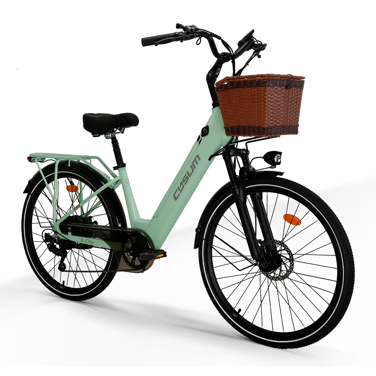 Miętowy zielony rower elektryczny z brązowym wiklinowym koszem na białym tle.