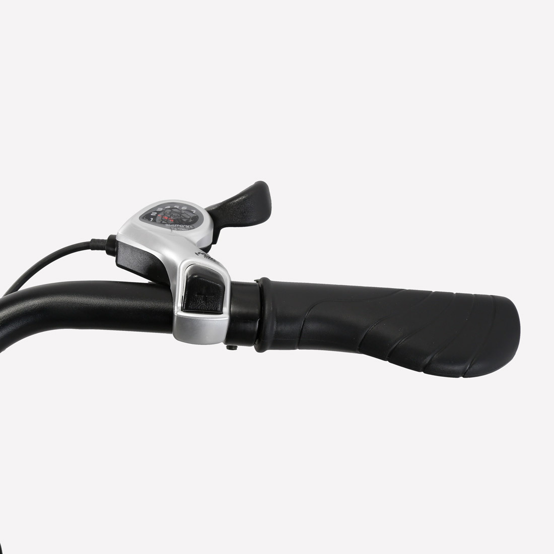 Zbliżenie kierownicy roweru. Pokazuje uchwyt, zmianę biegów i część kierownicy.