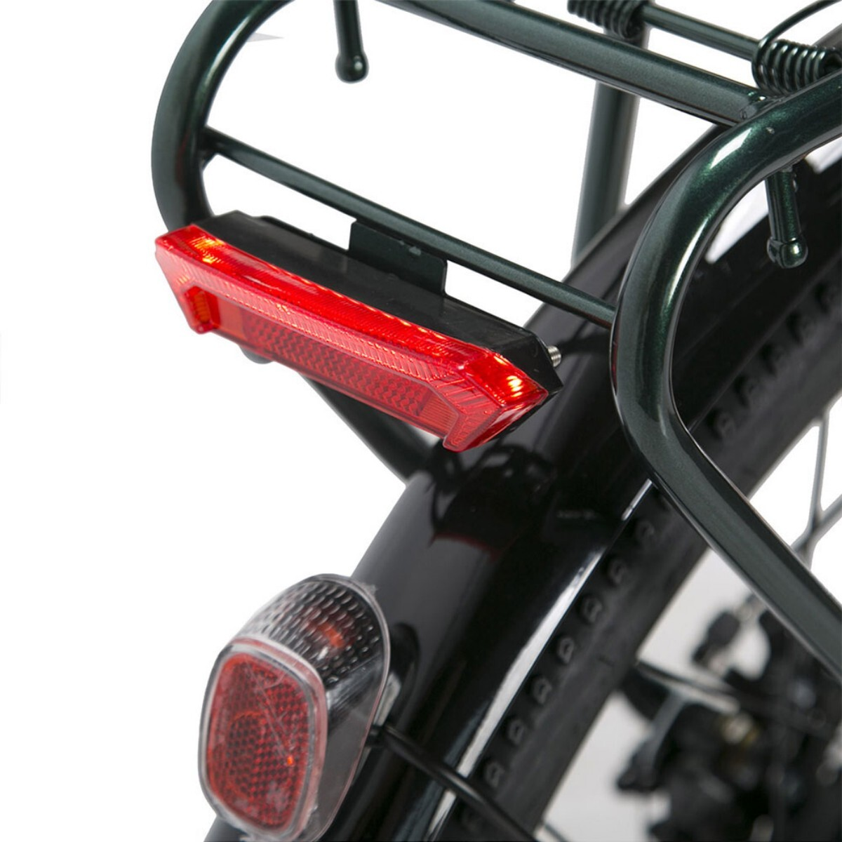 Zbliżenie tyłu roweru z czerwonym światłem tylnym i odblaskiem. Czarna rama, zielony bagażnik i część opony są widoczne.
