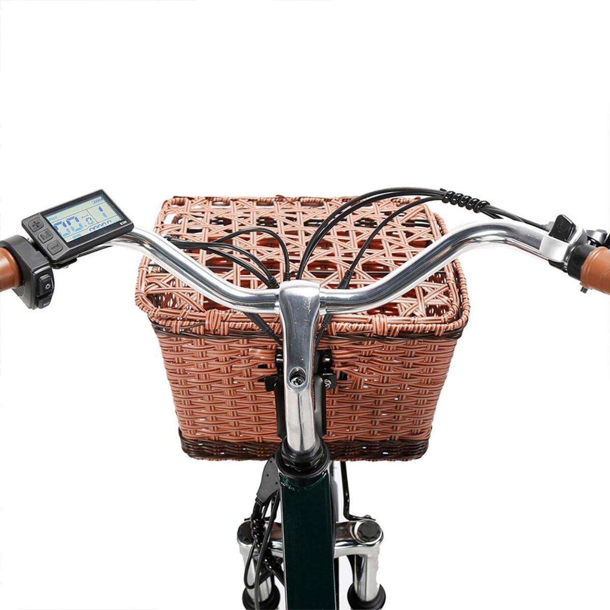 Zbliżenie kierownicy roweru z brązowym wiklinowym koszem. Widoczny jest wyświetlacz cyfrowy, kable i brązowe skórzane uchwyty.