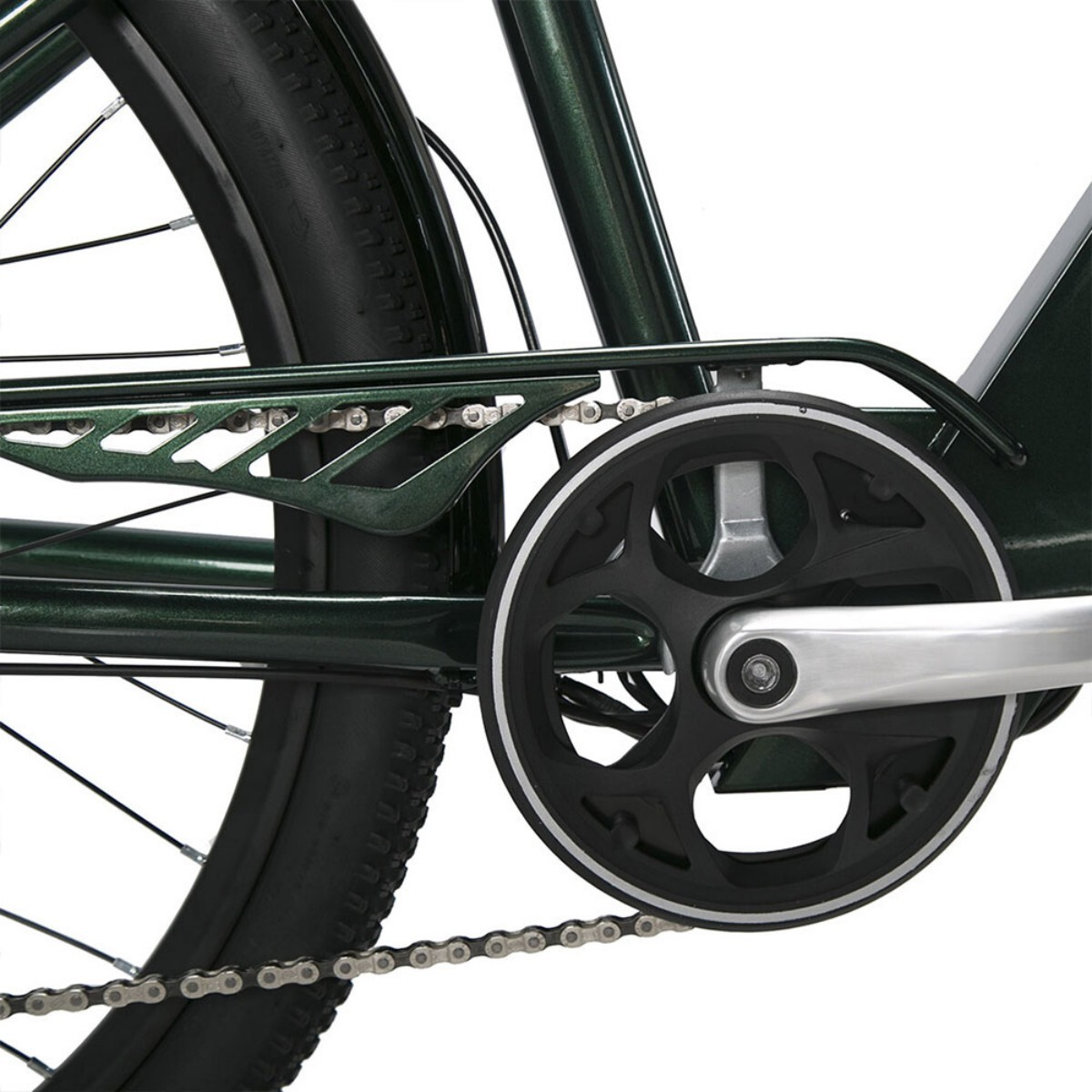 Zbliżenie zielonego roweru. Widoczny łańcuch, koła zębate i opona. Rower na białym tle.