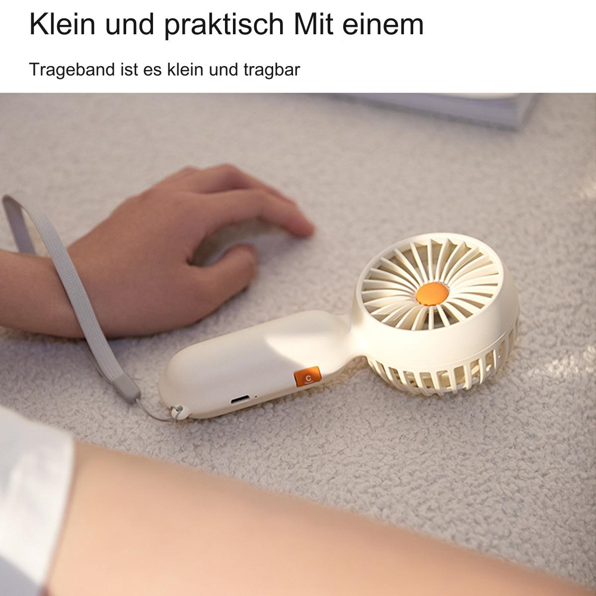 Ein weißer Handventilator mit orangefarbener Taste. Eine Hand hält den Ventilator. Grauer Riemen befestigt. Der Ventilator liegt auf einem weißen Teppich.