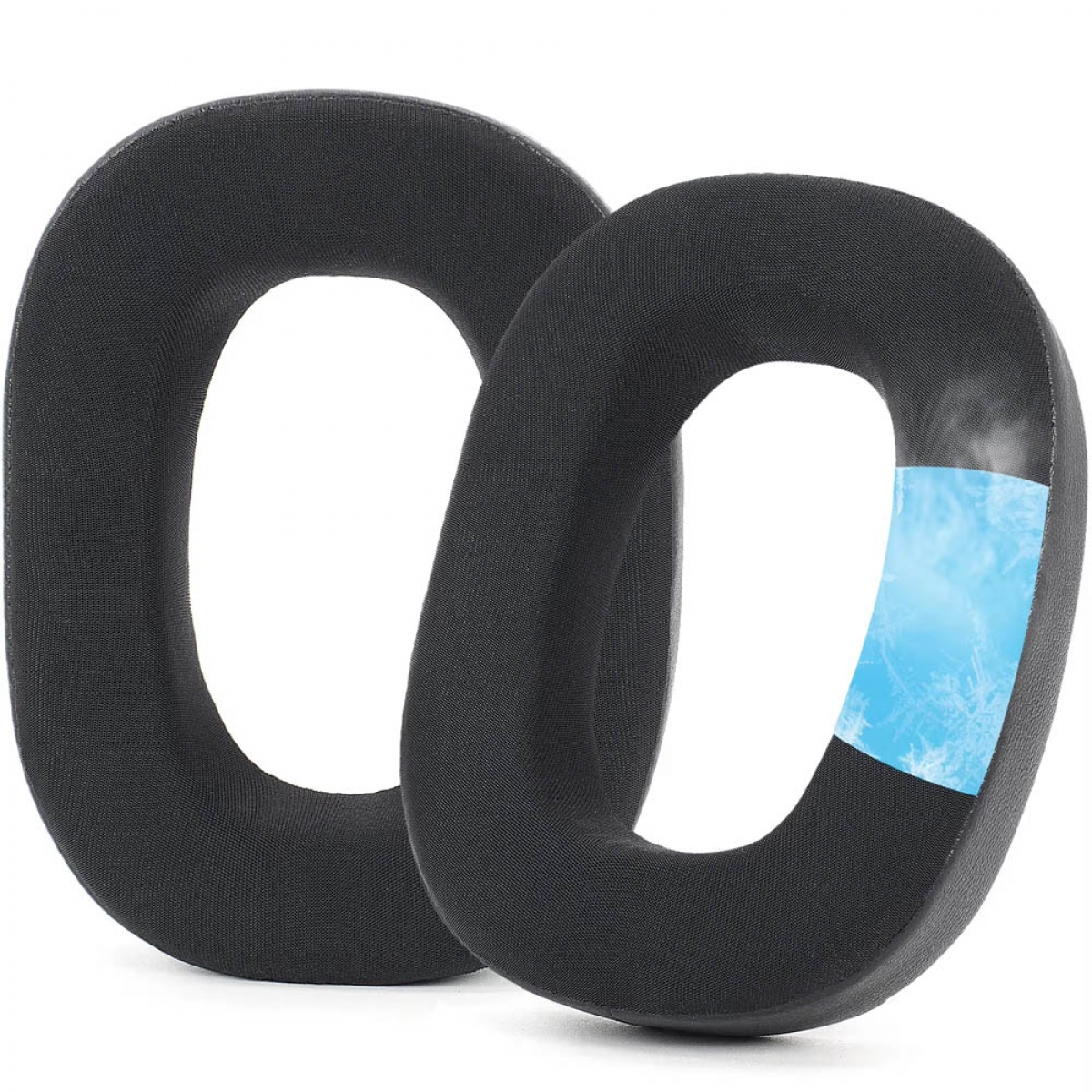 Zwei schwarze, ovale Ohrpolster für Kopfhörer. Eines hat ein blaues, wolkiges Design am Rand.
