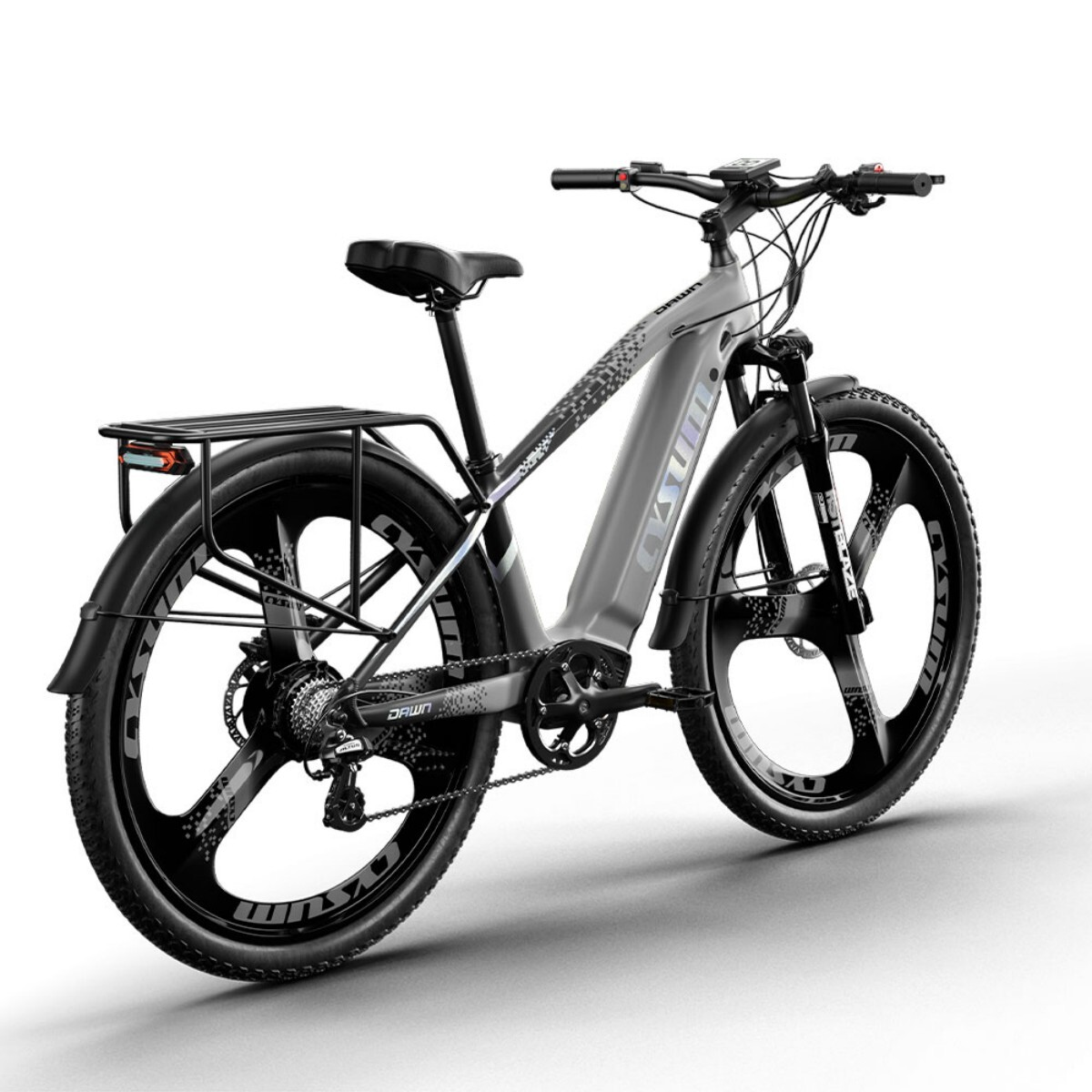 Szaro-czarny rower elektryczny na białym tle. Ma duże opony, tylny bagażnik i cyfrowy wyświetlacz na kierownicy.