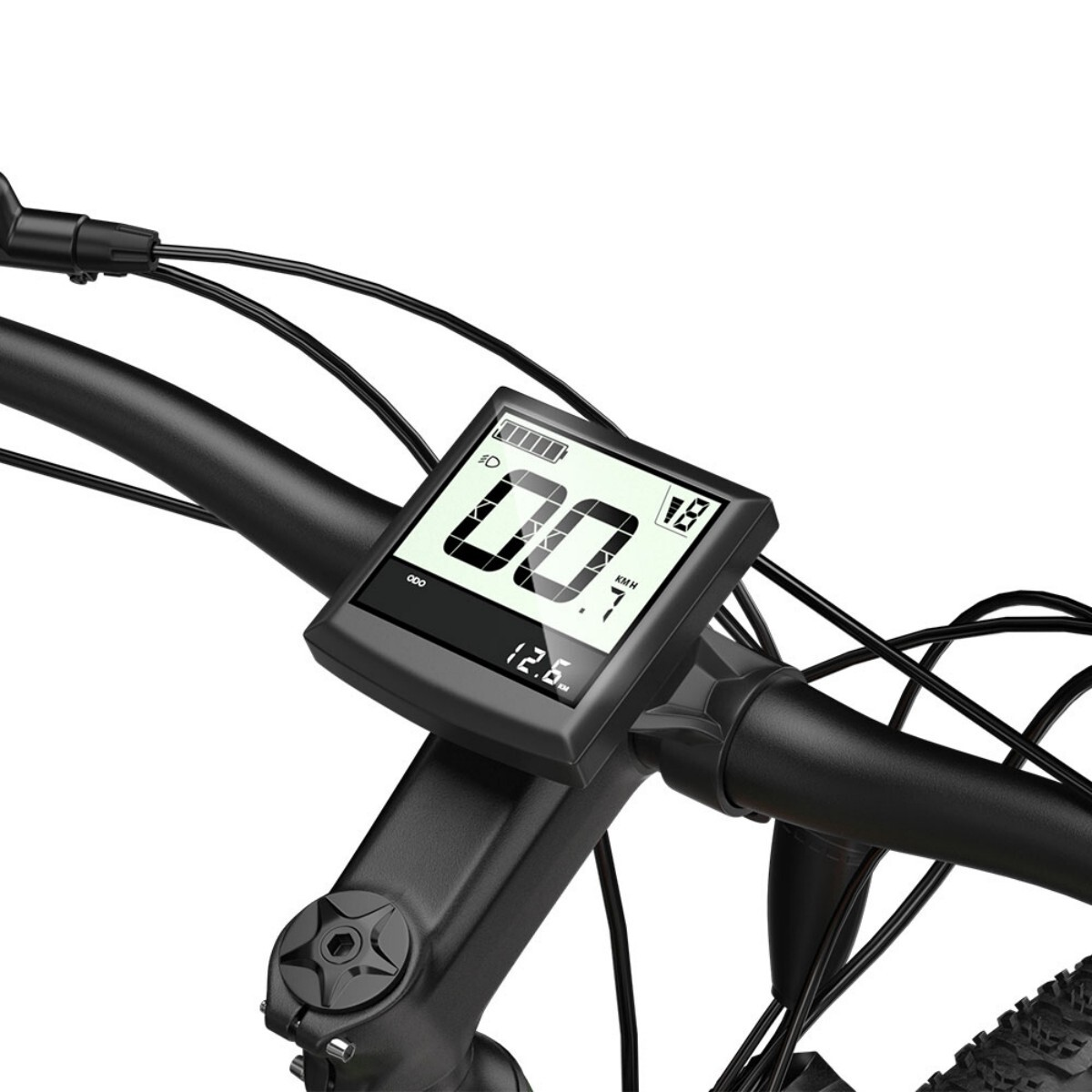 Zbliżenie kierownicy roweru z cyfrowym wyświetlaczem pokazującym prędkość 0,7 km/h i poziom naładowania baterii. Widoczna czarna rama i kable.