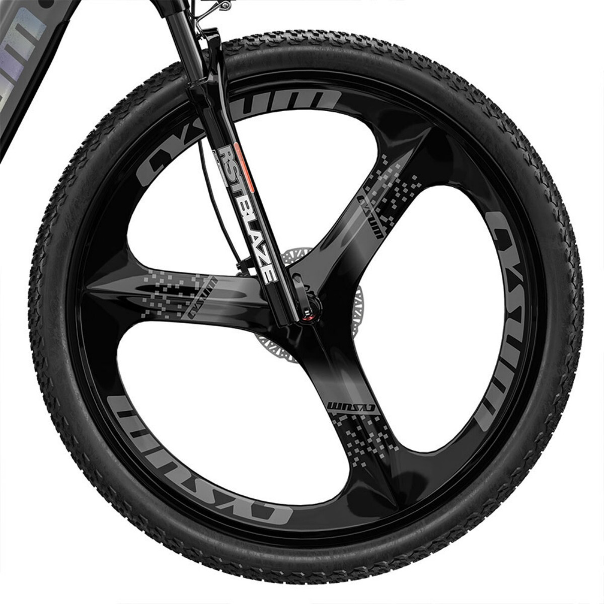 Zbliżenie koła roweru. Koło jest czarne z szarymi literami. Opona jest czarna. Na widelcu napis "RST BLAZE".