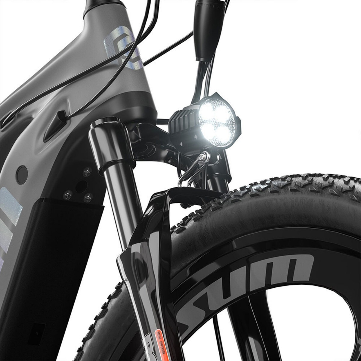 Zbliżenie szaro-czarnego roweru elektrycznego. Widoczna przednia opona, reflektor i kierownica. Światło jest włączone.