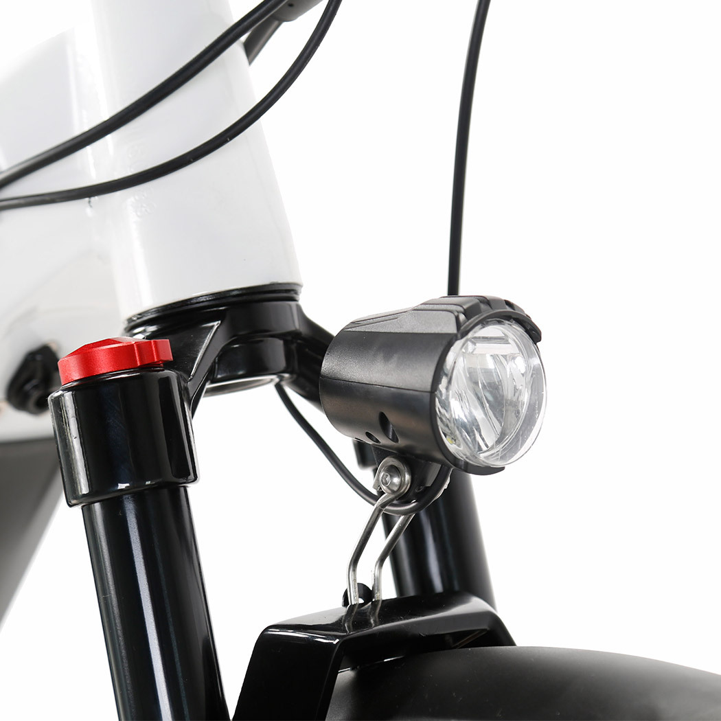 Zbliżenie przodu roweru. Zawiera czarny reflektor, przednie zawieszenie i czerwoną nasadkę.