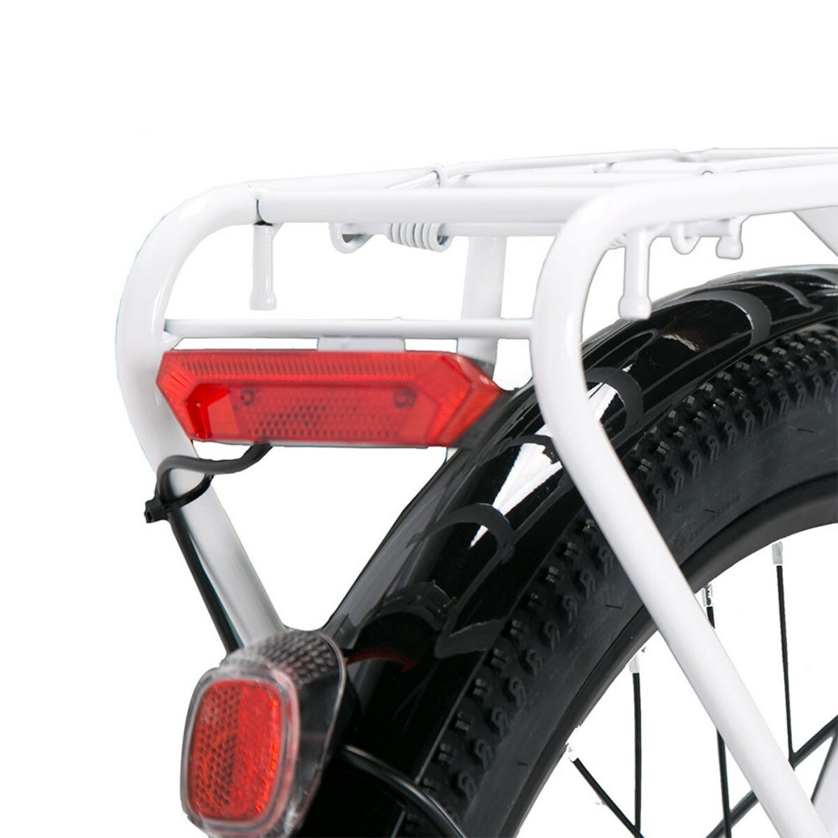 Tył roweru z białym bagażnikiem i czerwonymi odblaskami. Widoczna jest również czarna opona i błotnik.