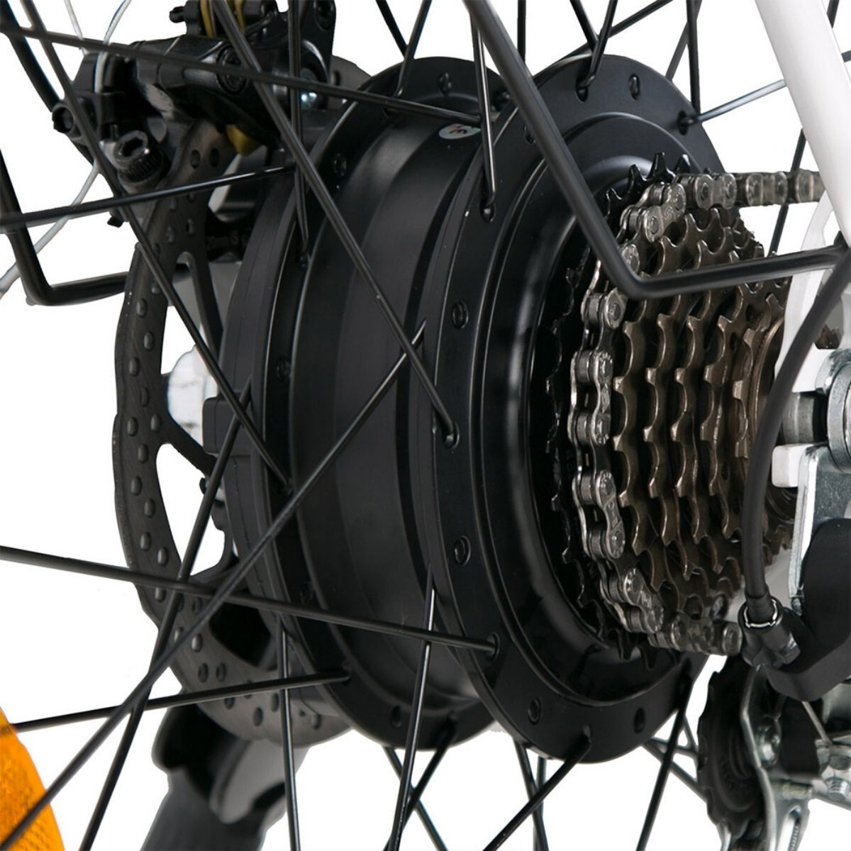 Zbliżenie koła roweru z czarnym silnikiem elektrycznym, hamulcami tarczowymi i łańcuchem. Widoczne szprychy i biała rama.