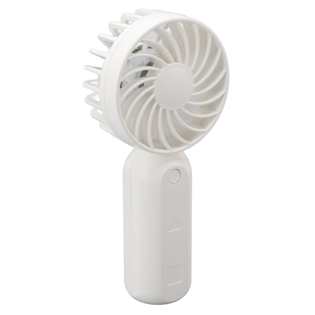Ein weißer Handventilator. Er hat einen kreisförmigen Fankopf mit gebogenen Blättern. Der Griff hat einen Knopf und ist rechteckig.