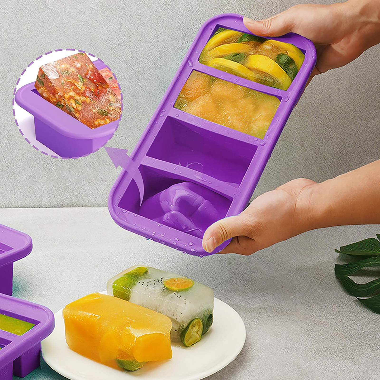 Ein lila Eiswürfelbehälter mit gefrorenem Obst wird gehalten. Daneben liegen Eiswürfel mit Obst auf einem Teller.