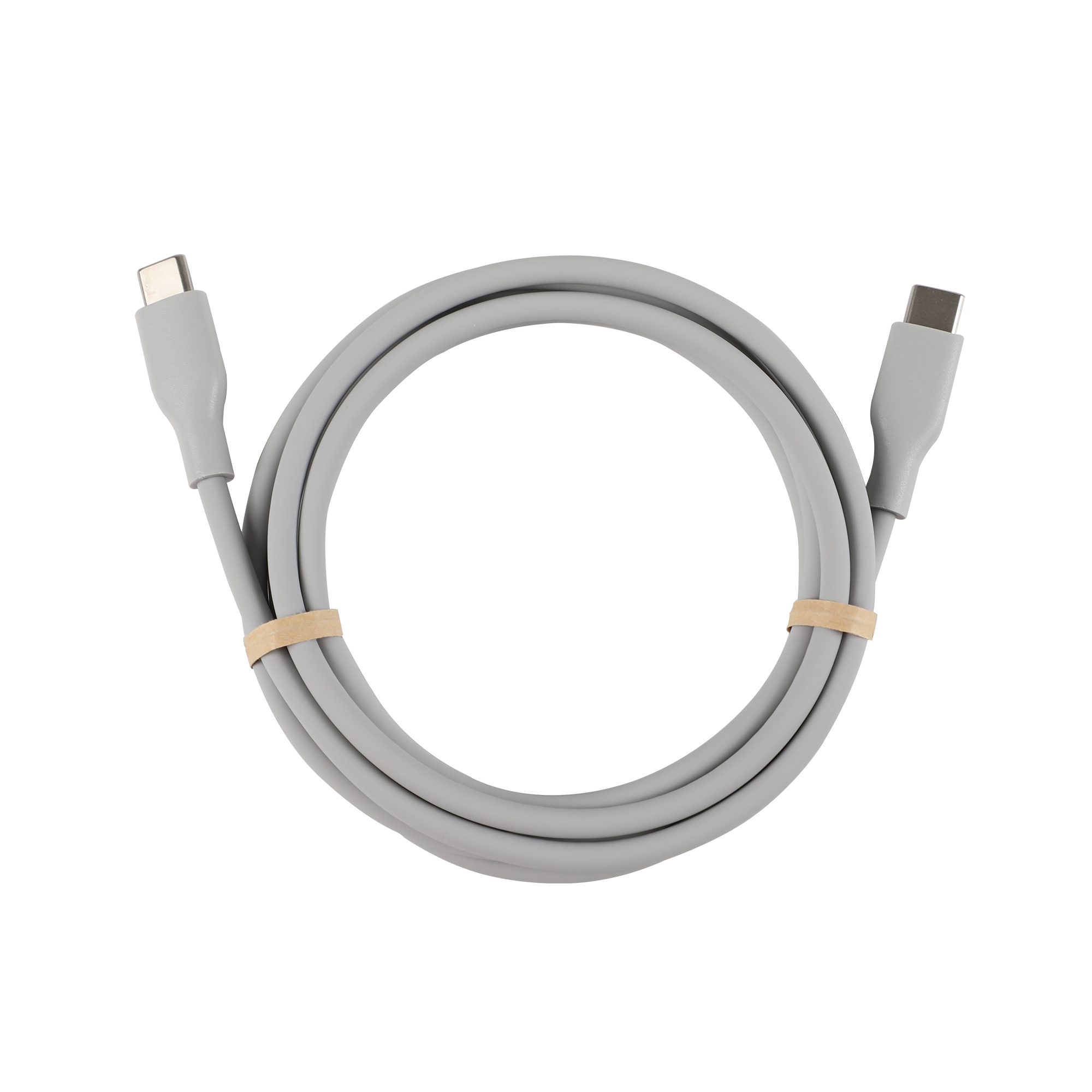 Un cable USB-C gris enrollado, asegurado con una banda de goma, sobre un fondo blanco.