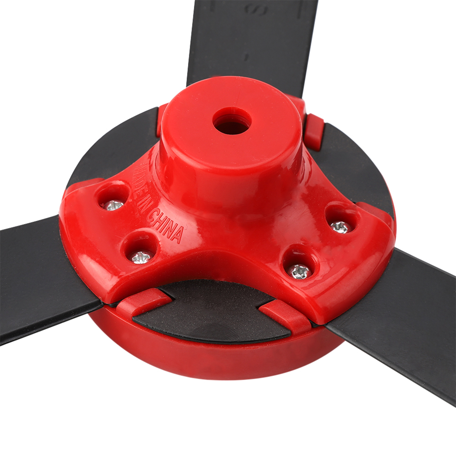 Ein roter und schwarzer Rasenmäherklingen-Kopf. Die Mitte ist rot und hat Schraubenlöcher. Klingen sind schwarz und befestigt.