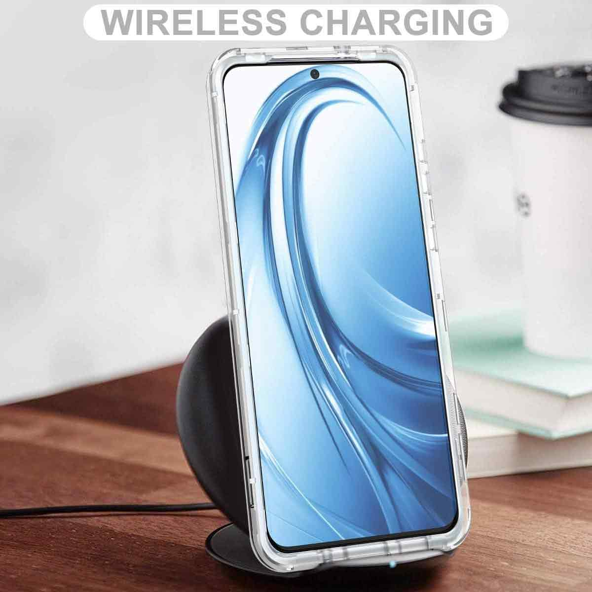 Ein Telefon in einer durchsichtigen Hülle liegt auf einem schwarzen kabellosen Ladegerät. Im unscharfen Hintergrund befinden sich eine Kaffeetasse und ein Buch.
