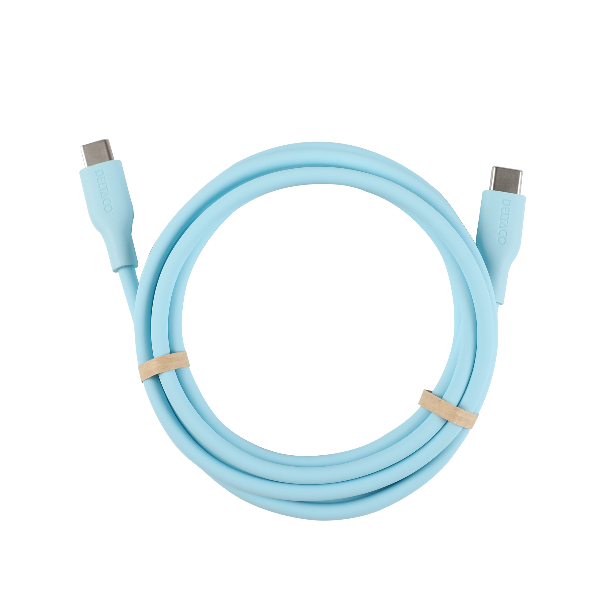 Ein hellblaues USB-C-Kabel bildet einen Kreis. Das Kabel ist mit einem braunen Gummiband gesichert. Der Markenname ist sichtbar.