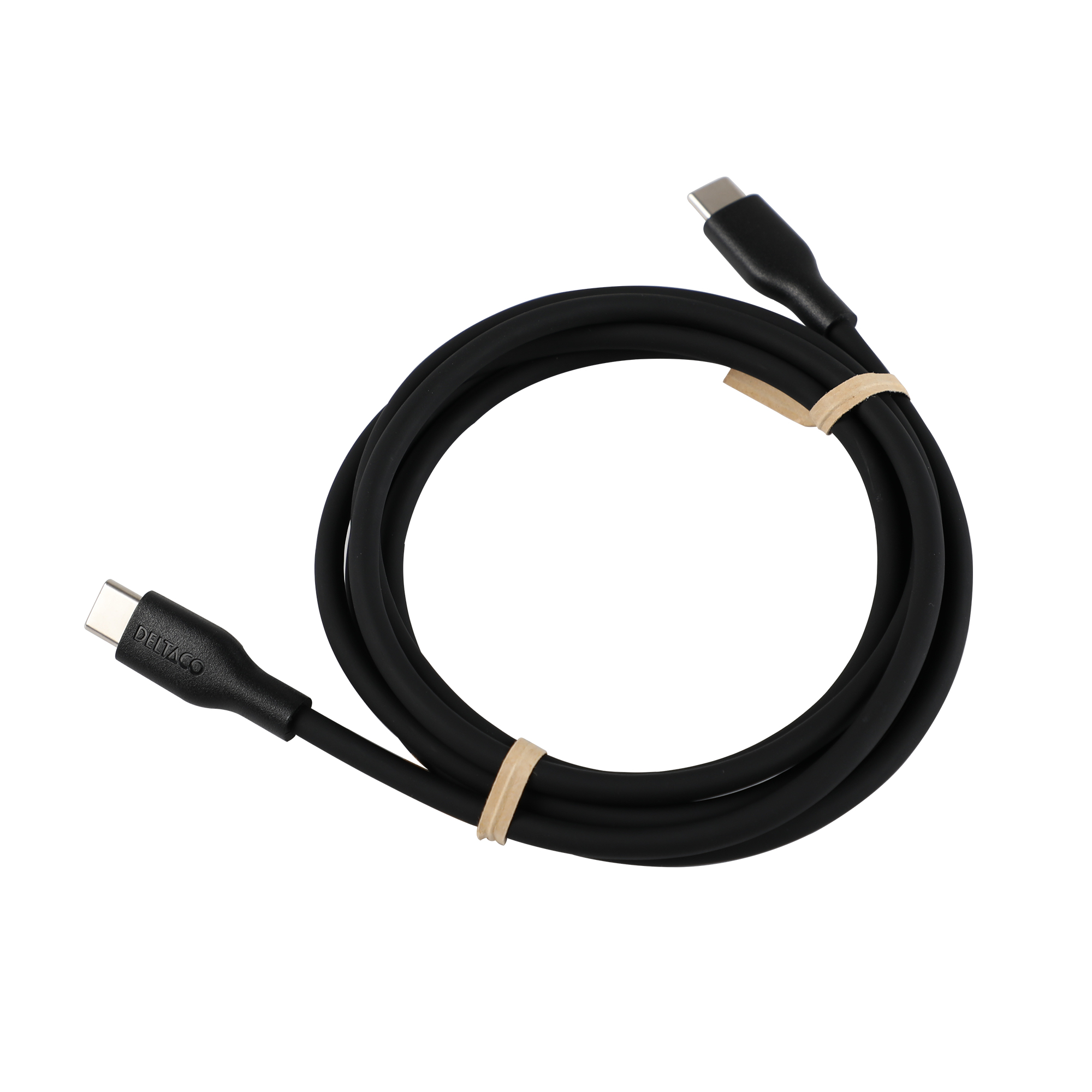 Un cable USB-C negro, enrollado, con dos conectores. Bandas de goma beige sujetan la bobina. Fondo blanco.