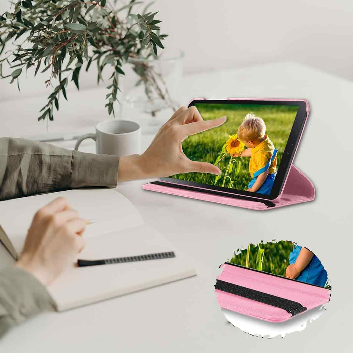 Ein Tablet zeigt ein Kind mit einer Sonnenblume. Eine Hand deutet auf den Bildschirm. Ein Notizbuch und eine Tasse sind ebenfalls vorhanden.