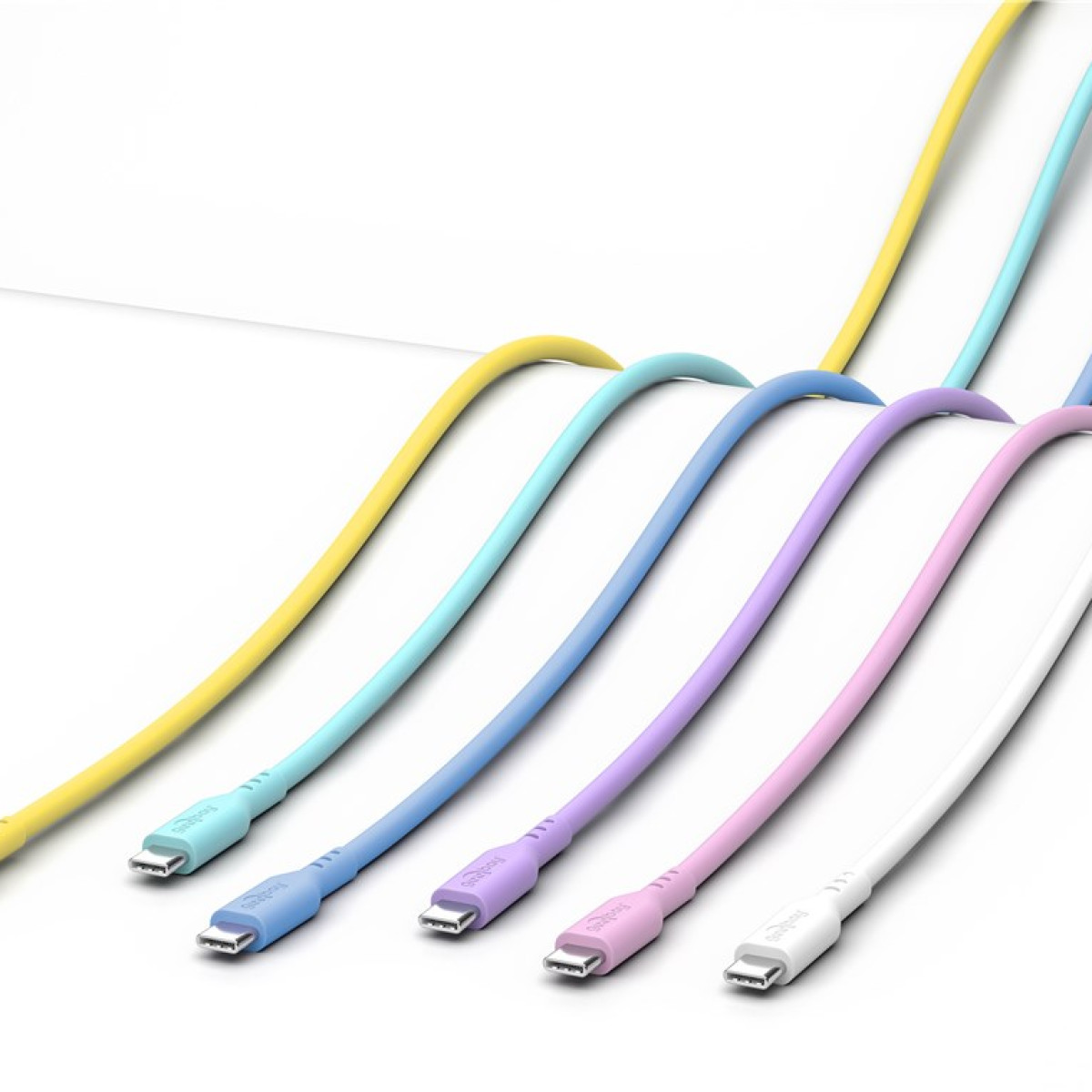 Sześć kolorowych kabli ładujących. Żółty, niebieski, fioletowy, różowy i biały. Białe tło.