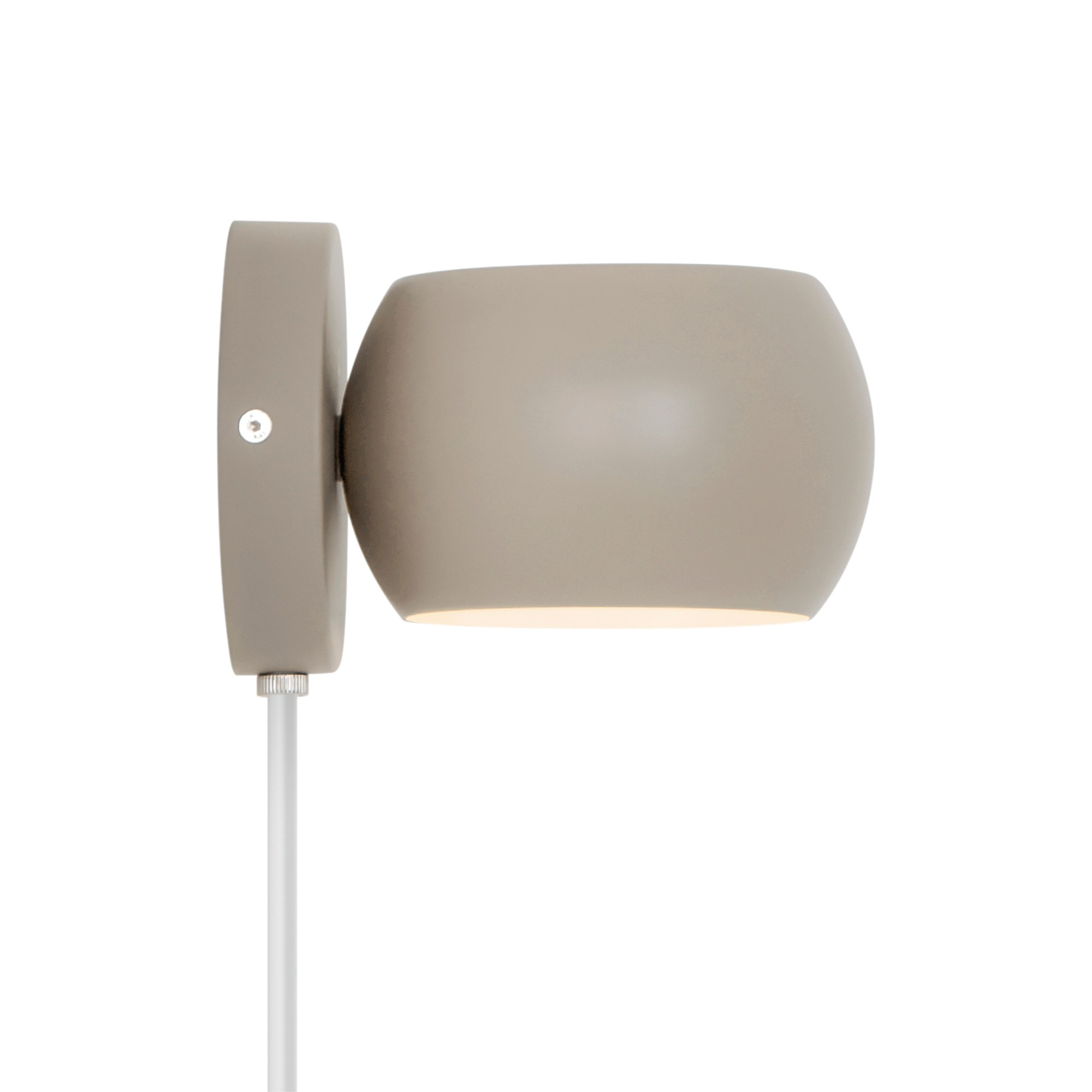 Eine moderne Wandleuchte mit rundem, beigem Lampenschirm und Halterung. Ein weißes Kabel erstreckt sich nach unten.