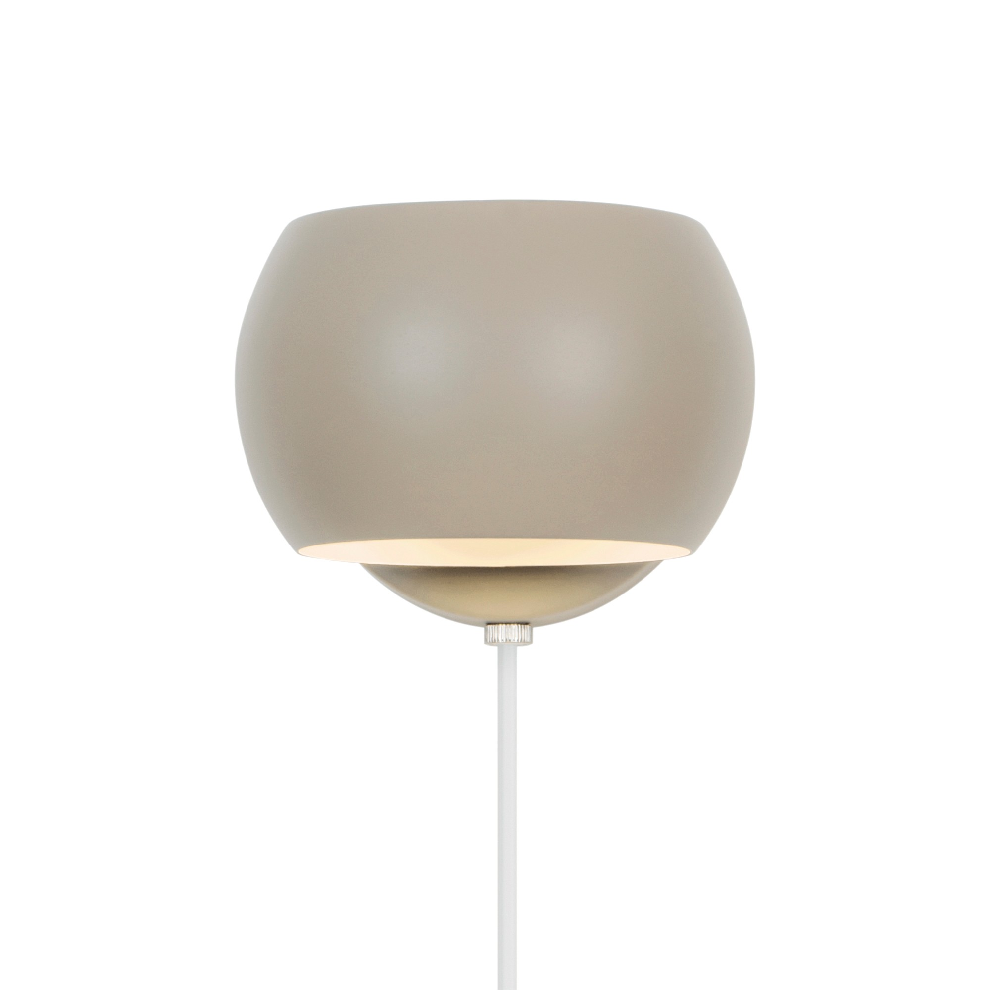 Eine beige, runde Lampe mit weißem Stiel. Die Lampe wird von unten beleuchtet.