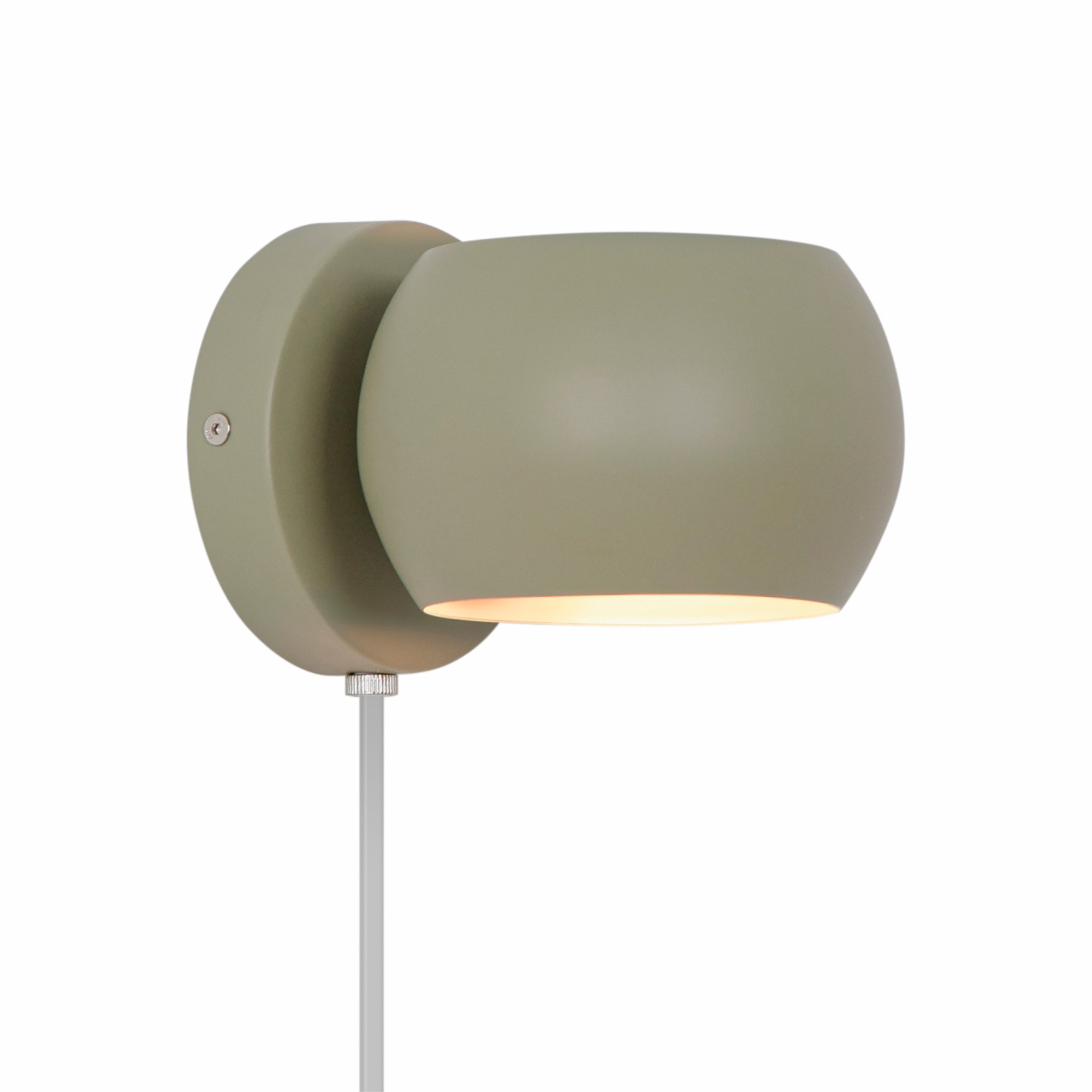 Eine moderne, olivgrüne Wandleuchte mit rundem Schirm. Die Lampe hat einen silbernen Stiel und steht vor einem weißen Hintergrund.