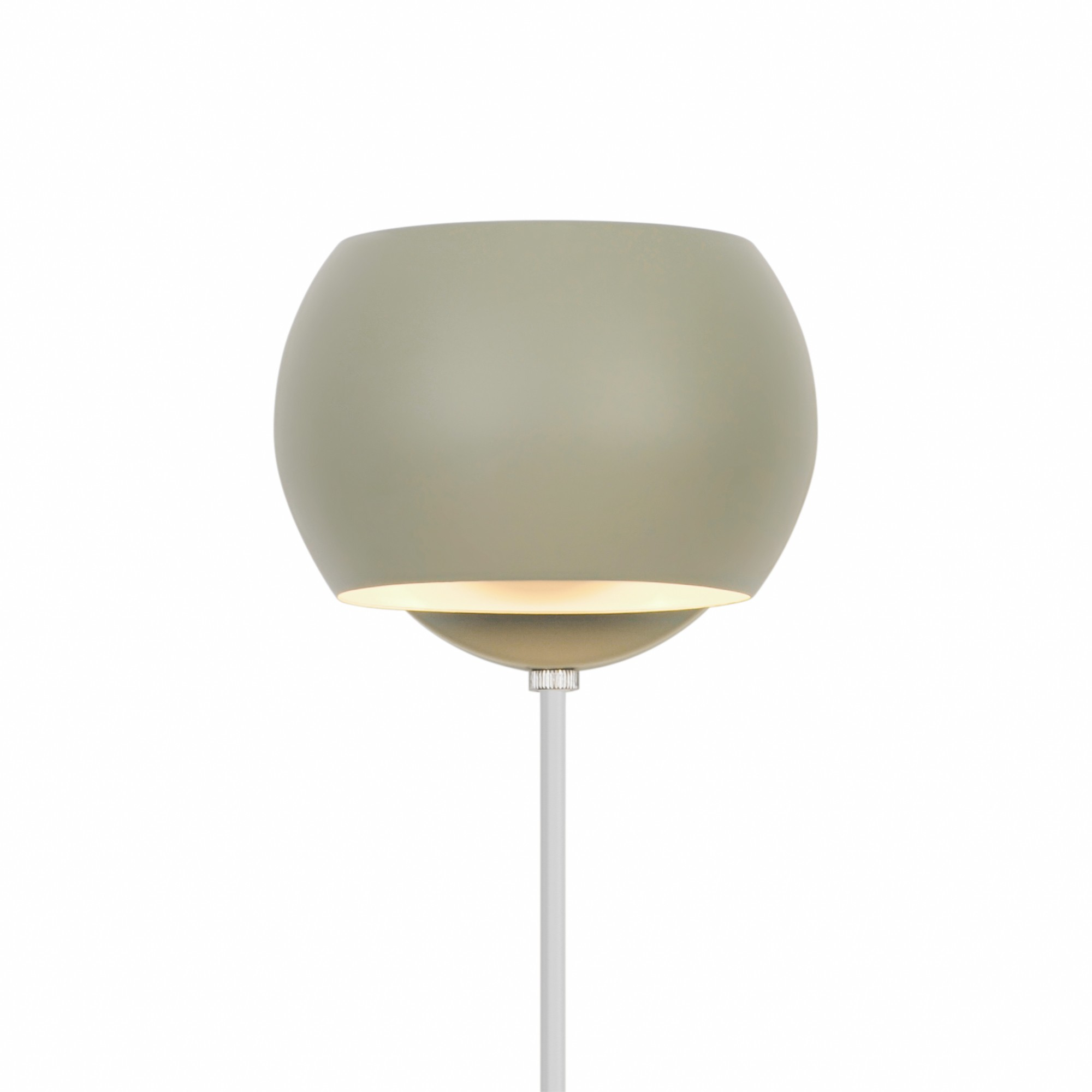 Eine moderne Lampe mit einem kugelförmigen, hellgrünen Schirm, der auf einem weißen Stiel ruht. Der Hintergrund ist weiß.