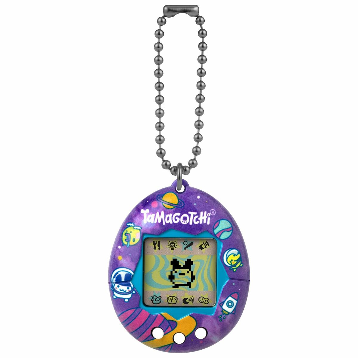 Un Tamagotchi violet avec des motifs spatiaux. Il a un écran affichant un personnage pixélisé. Attaché à une chaîne à billes argentée.