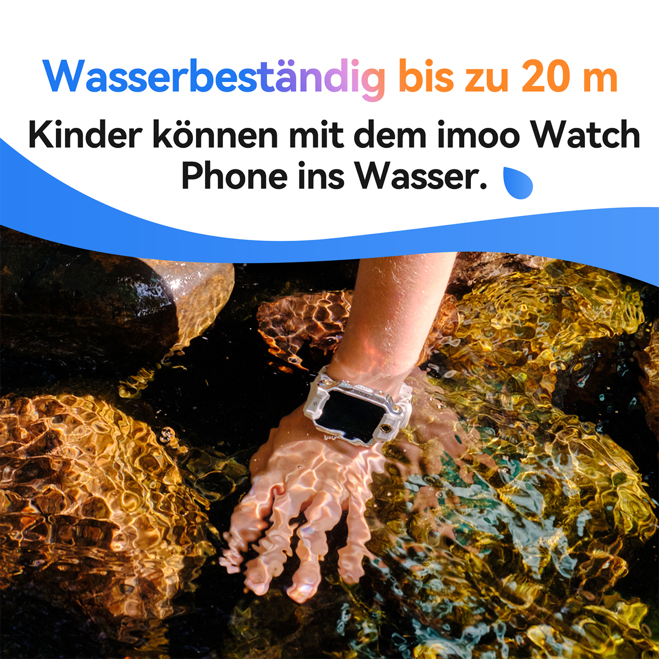 Eine Hand mit Uhr ist in klarem Wasser untergetaucht. Das Wasser reflektiert Licht. Felsen sind im Hintergrund zu sehen.