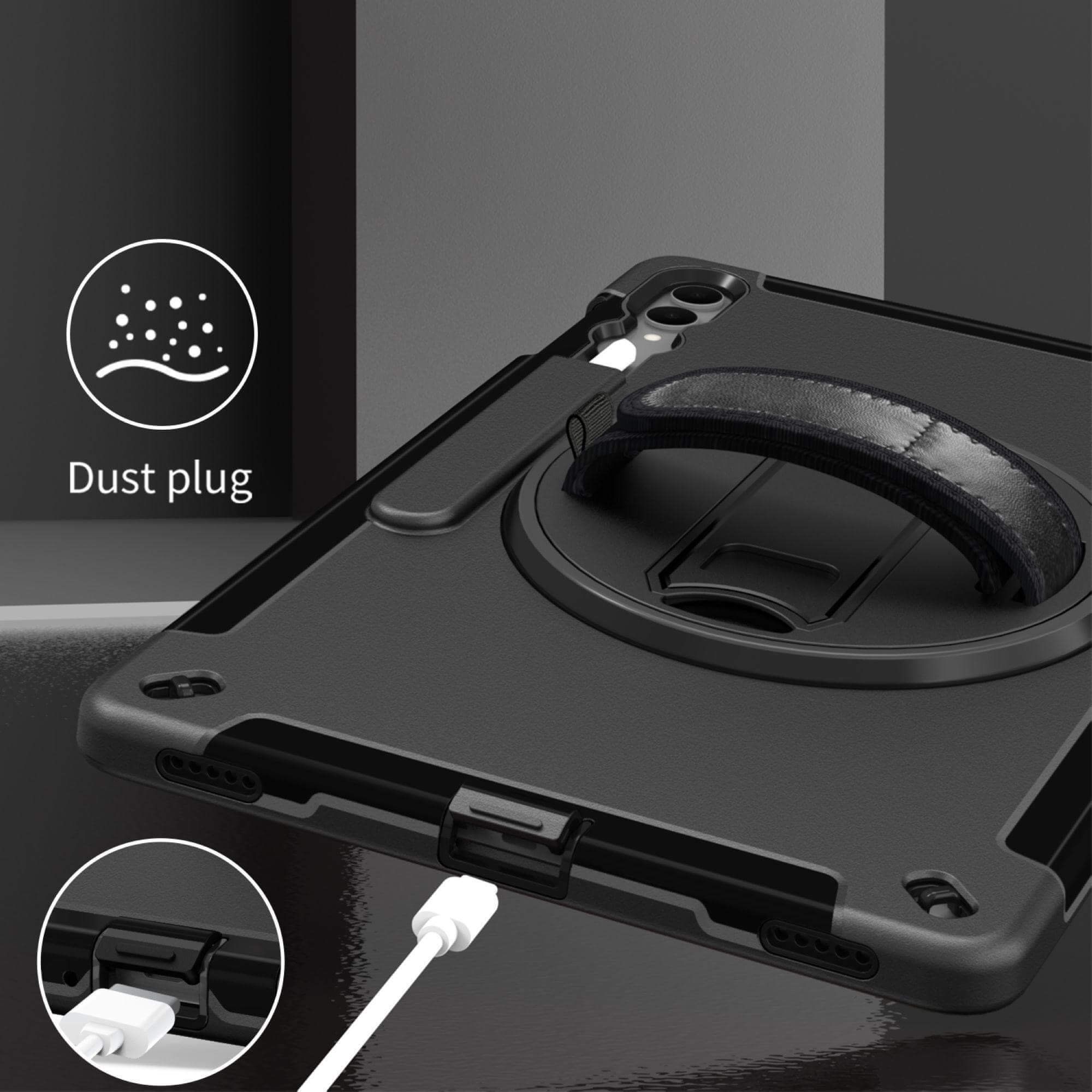 Schwarze Tablethülle mit weißem Ladekabel. Mit Handschlaufe und Staubschutz-Etikett.