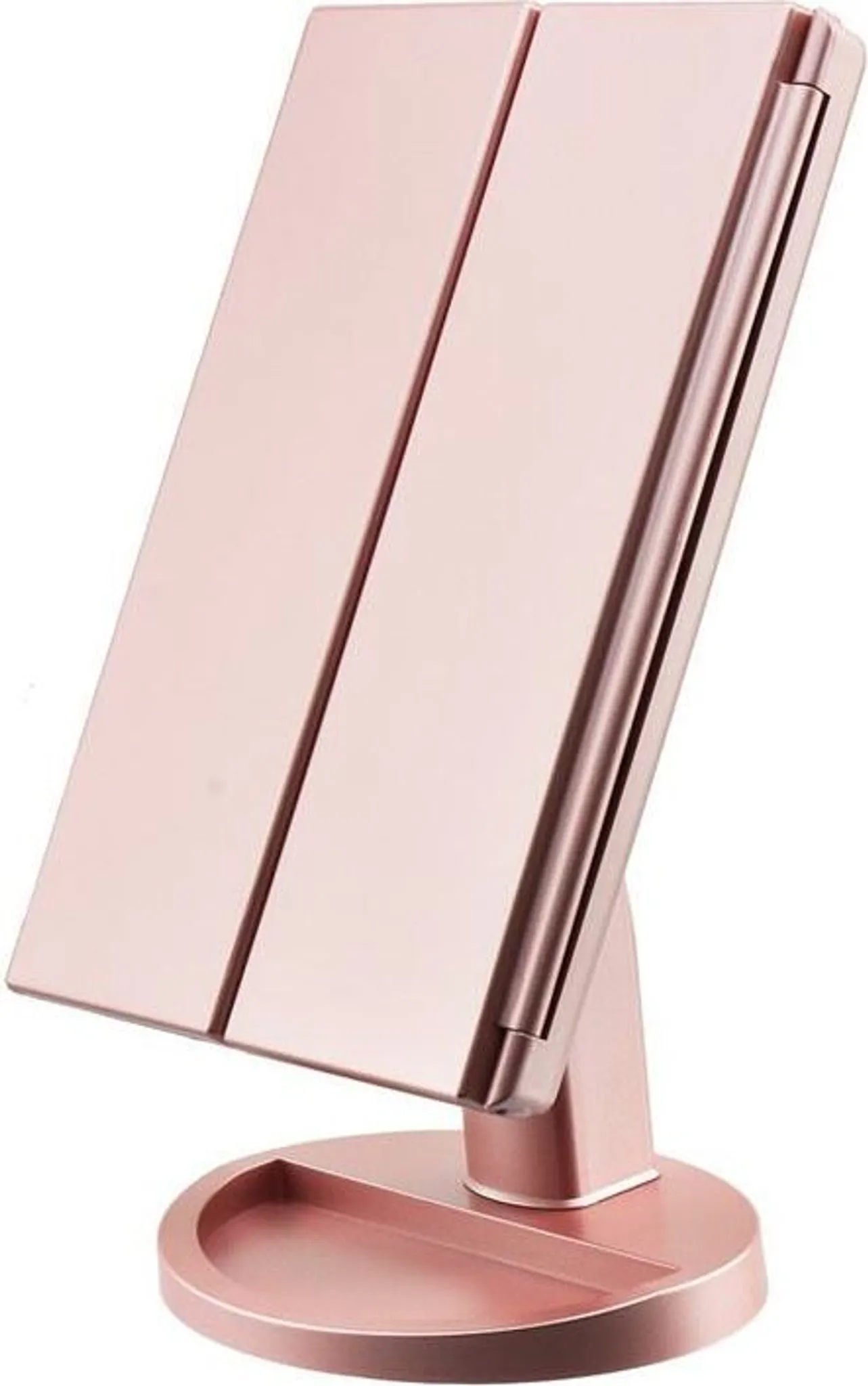 Ein roségoldener, dreiteiliger Kosmetikspiegel. Er hat einen abgerundeten Sockel und ein Scharnier, um ihn zu neigen.