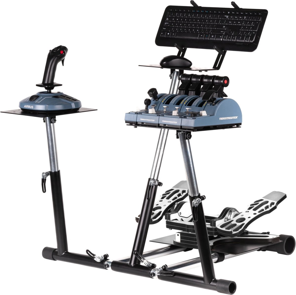 Flugsimulator-Setup mit Joystick, Gashebel, Tastatur und Pedalen, alles auf einem schwarzen Metallrahmen montiert.