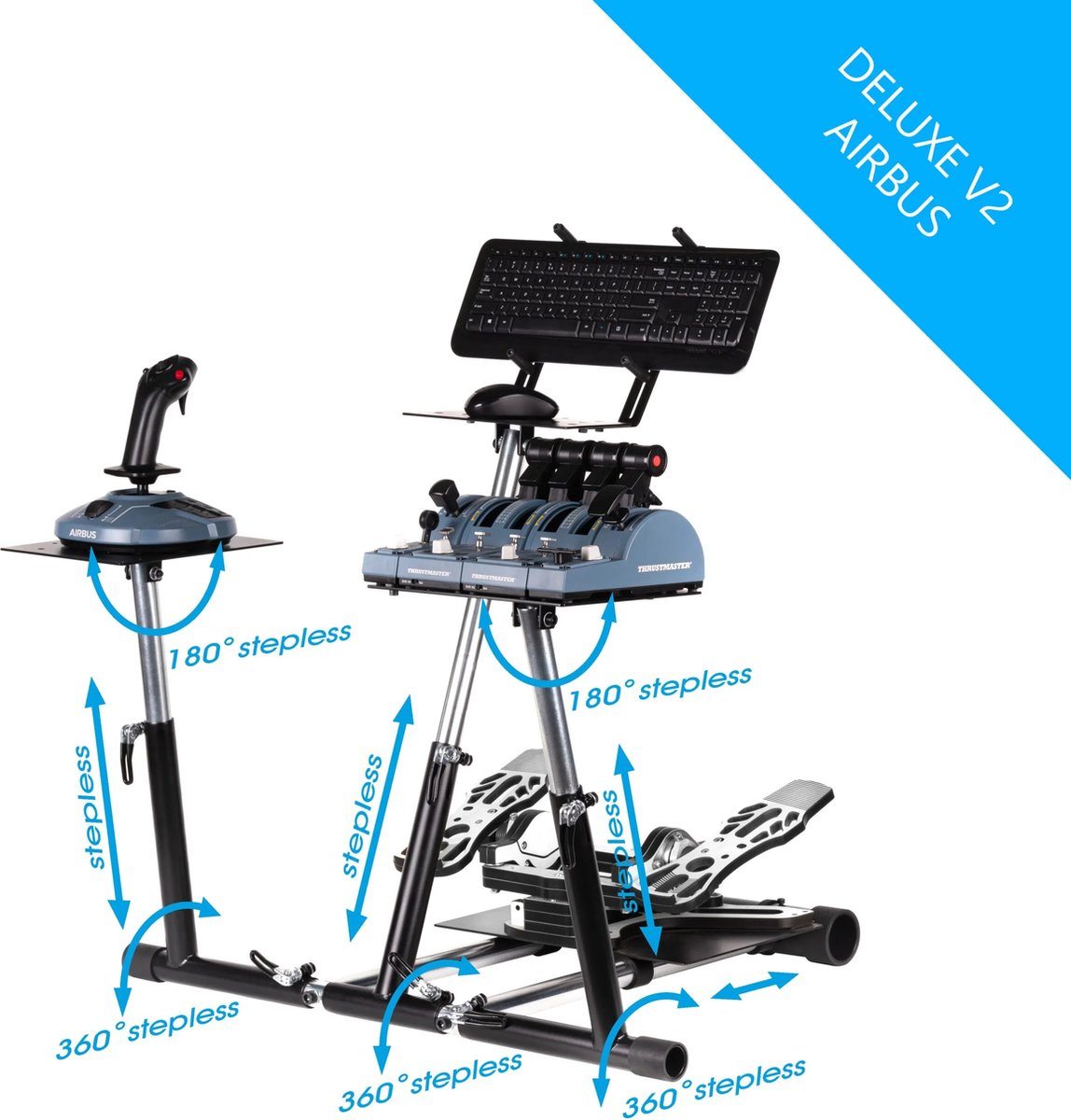 Ein Flugsimulator-Setup mit Joystick, Gashebel, Pedalen und Tastaturständer. Pfeile zeigen verstellbare Winkel und Höhen an.