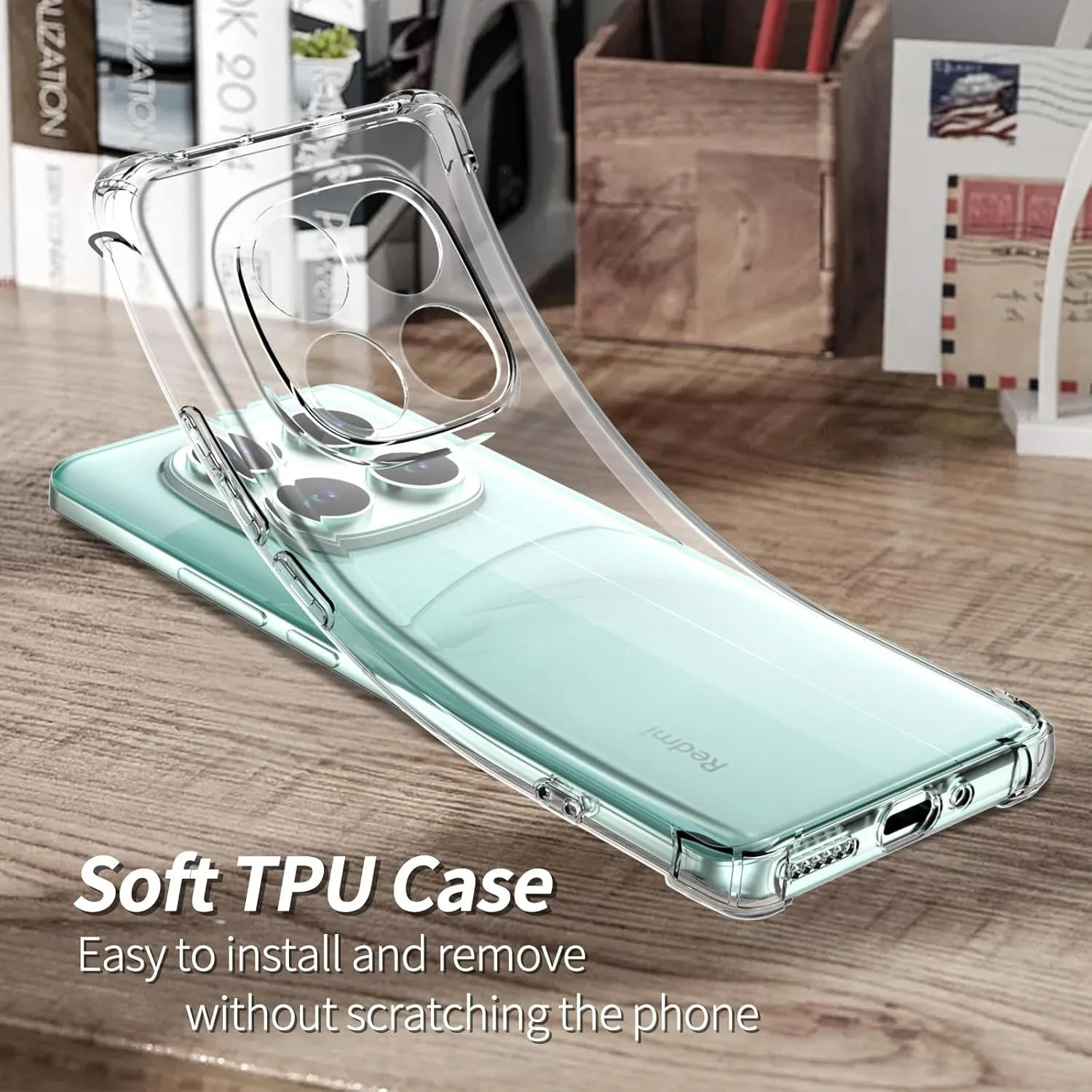 Eine transparente TPU-Handyhülle liegt auf einem grünen Telefon. Das Telefon liegt auf einer Holzoberfläche, im Hintergrund Bücher und Schreibwaren.
