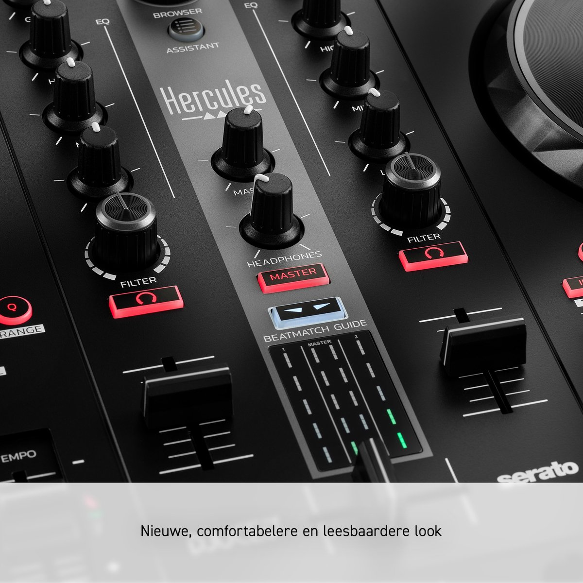 Close-up van een DJ-controller met knoppen, toetsen en een Serato-logo. Het Hercules-logo is zichtbaar, samen met filter- en masterknoppen.