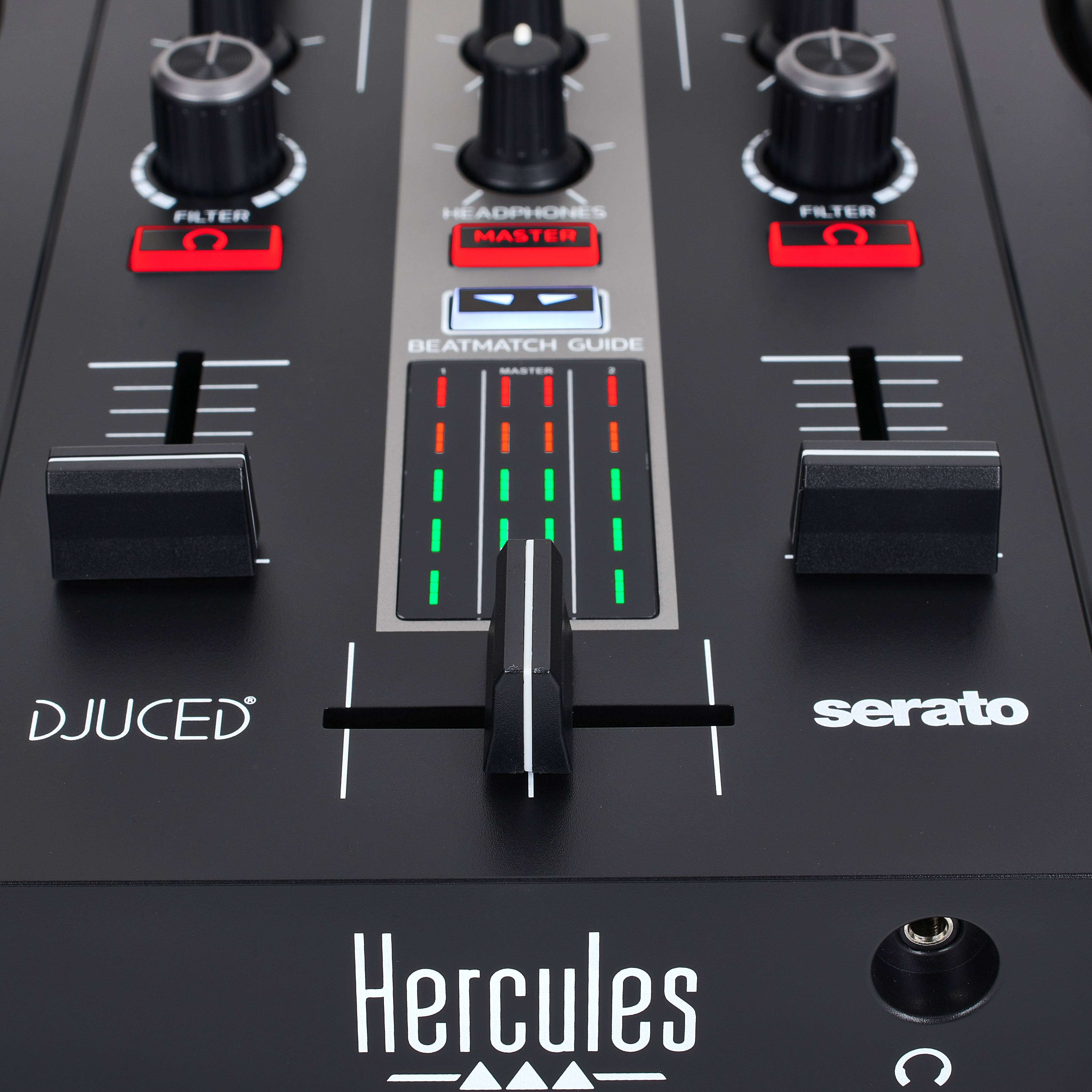 Close-up van een zwarte DJ-controller. Knoppen, schuifregelaars en knoppen zijn zichtbaar, samen met Hercules- en Serato-logo's.
