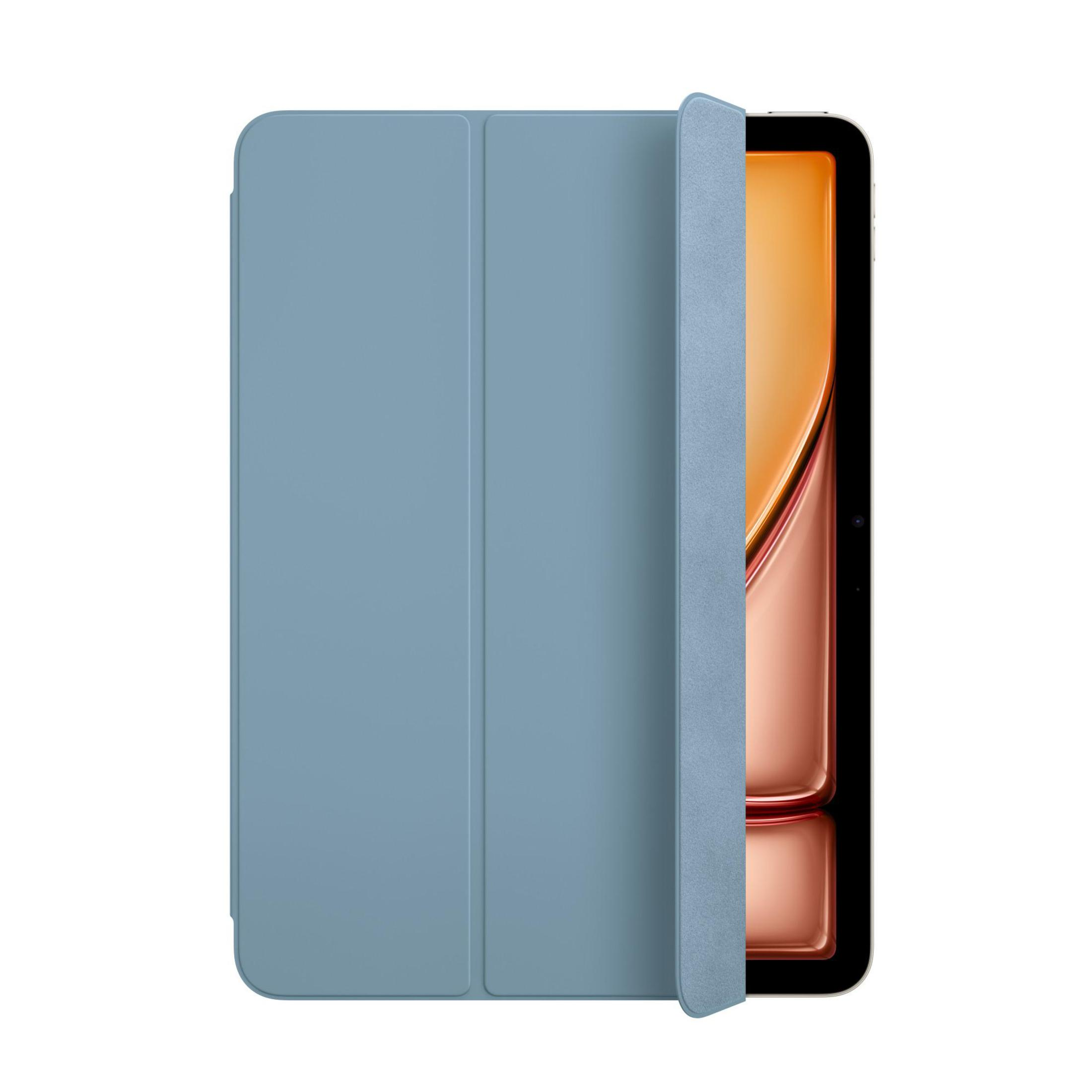 Una funda azul para tableta, parcialmente abierta, que revela la pantalla de una tableta. El fondo es blanco.