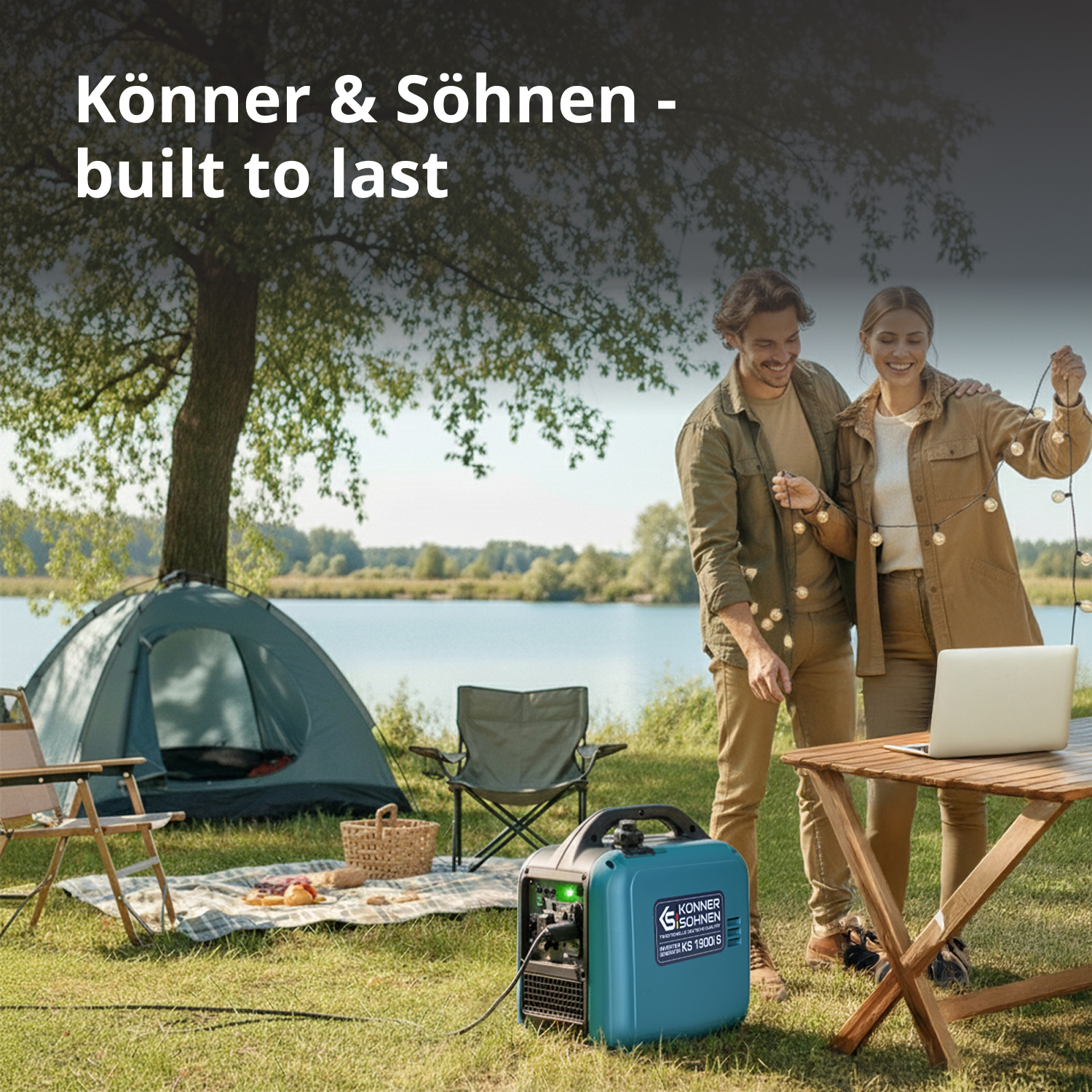 Paar richtet Lichter auf einem Campingplatz ein. Zelt, See und Generator im Hintergrund. Laptop auf einem Holztisch.