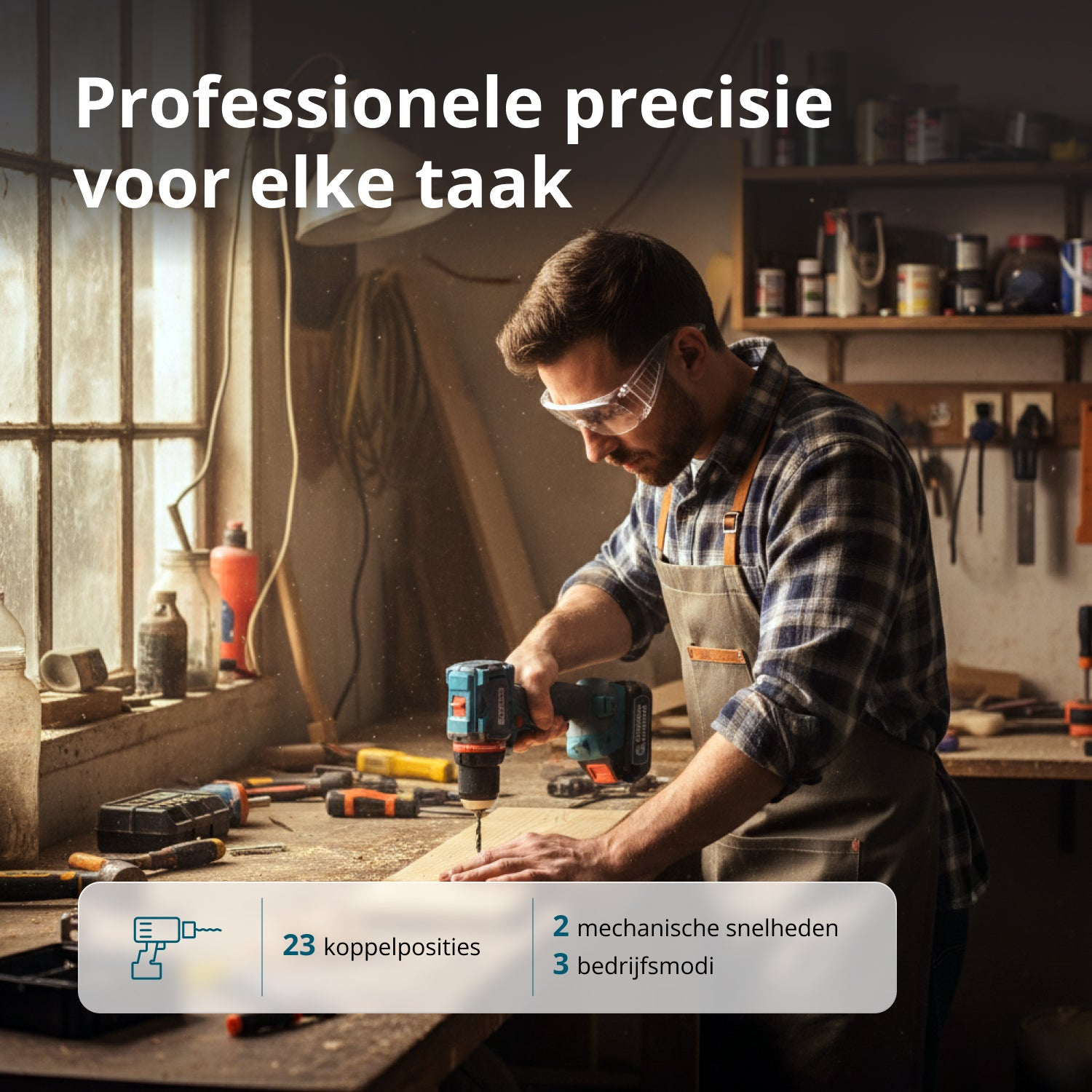 Mężczyzna w warsztacie wierci w drewnie. Nosi okulary ochronne i fartuch. Tło przedstawia narzędzia i półki.