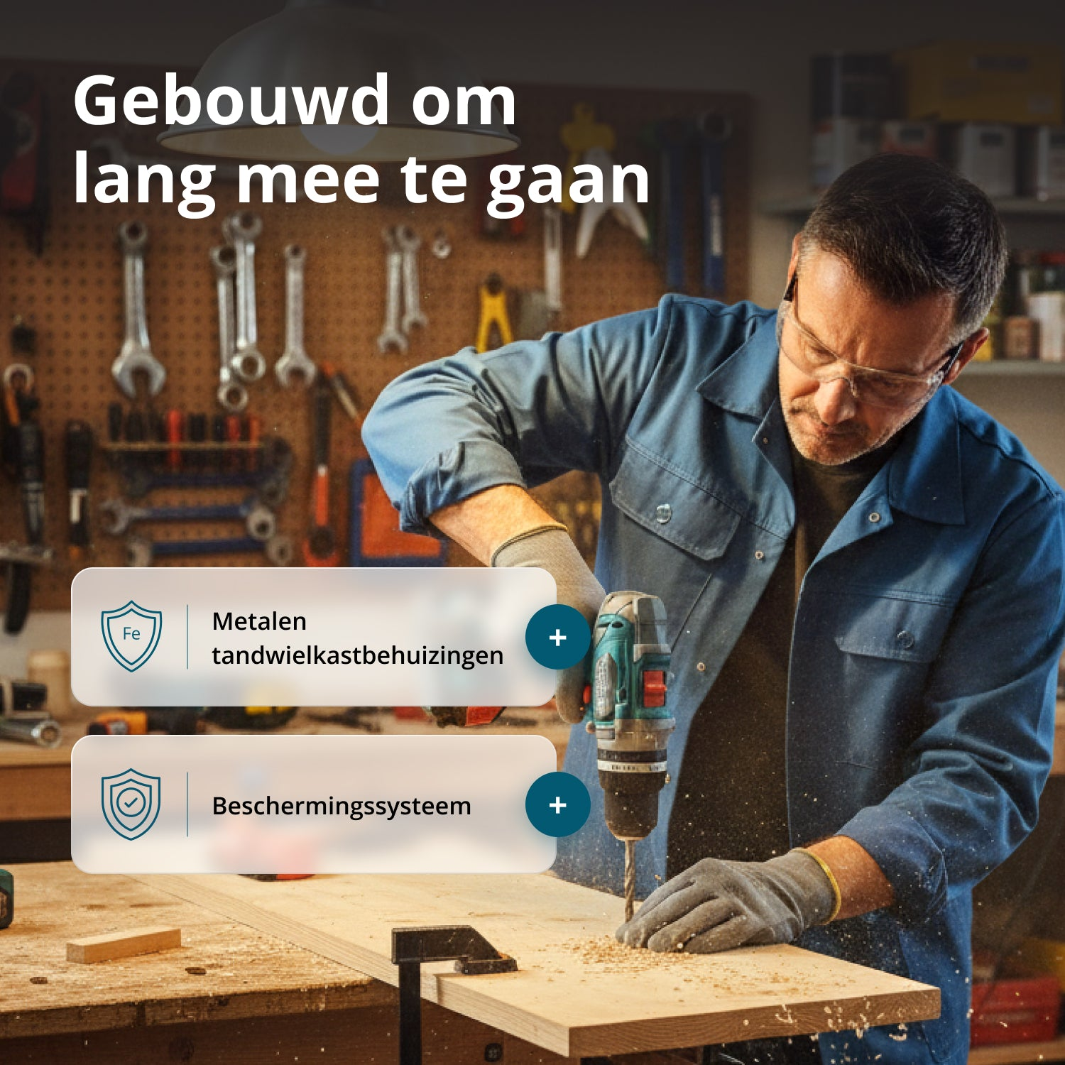 Mężczyzna w niebieskiej koszuli wierci w drewnie. Narzędzia w tle. Tekst mówi: Zbudowany, by trwać. Metalowe obudowy przekładni i system ochrony.